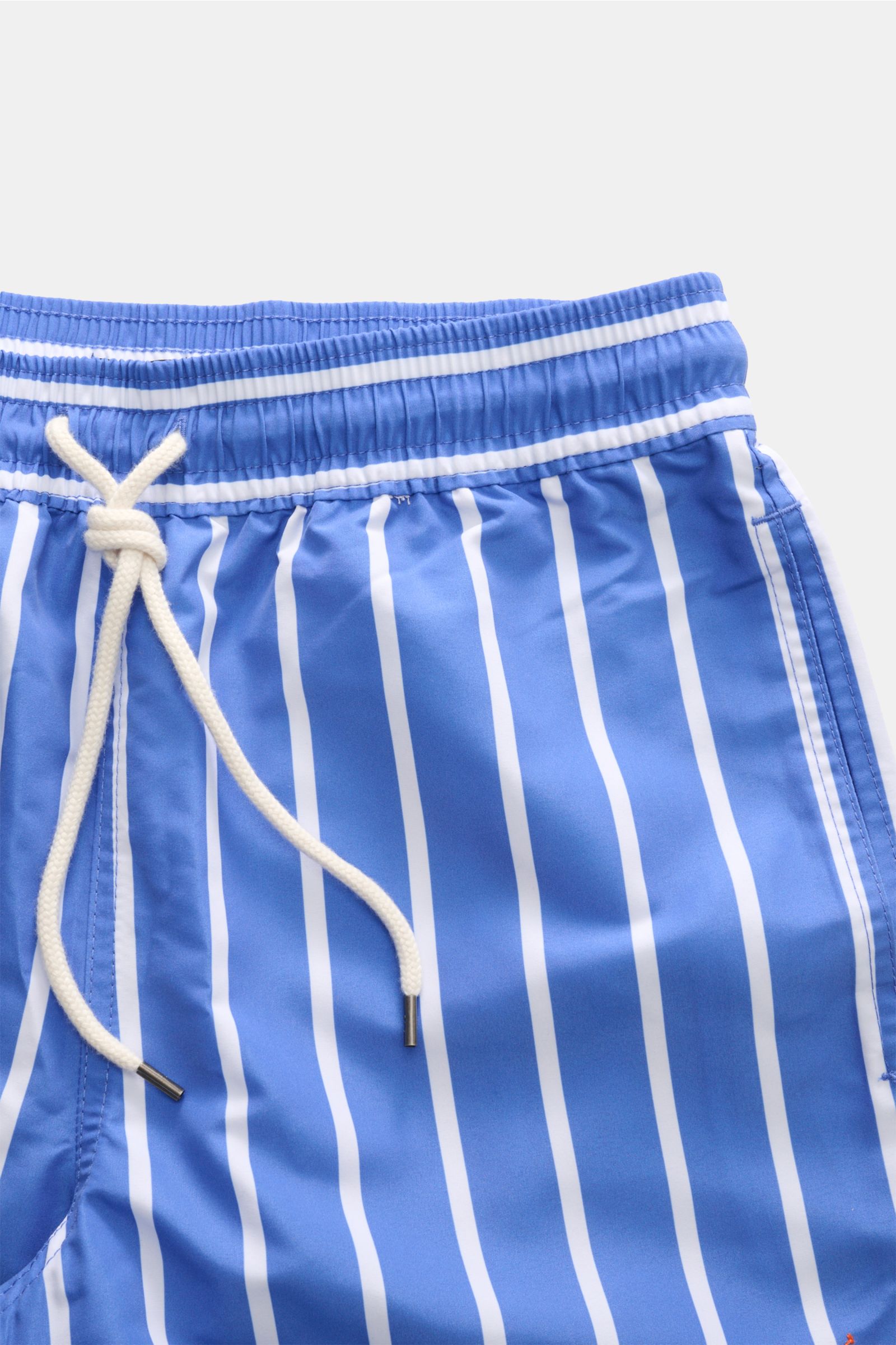 Close-up front view of Polo Ralph Lauren Swim shorts 'Traveler' blue/white striped with elasticated waistband and white drawstring.

Stylish confidence for your travels: These POLO RALPH LAUREN swim shorts are the perfect companion for your next holida