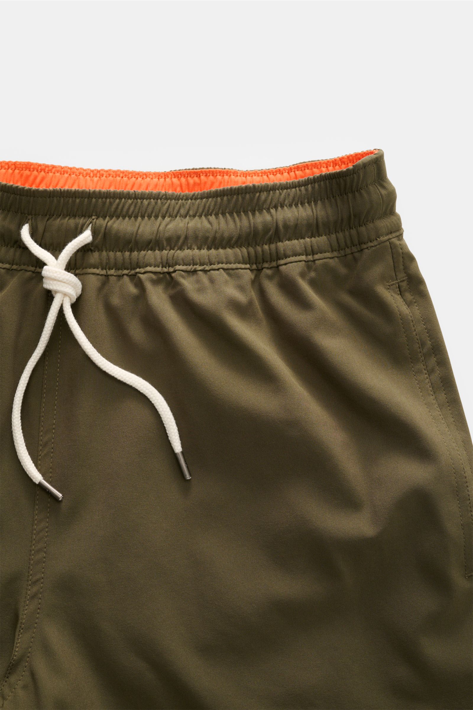Polo Ralph Lauren Badeshorts 'Traveler' oliv, Ausschnitt von oben, schnelltrocknende Microfaser, elastischer Bund, Tunnelzug, Regular Fit, Innenfutter orange, Taschen seitlich und Gesäßtasche mit Knopf. Stilsicher auf Reisen.