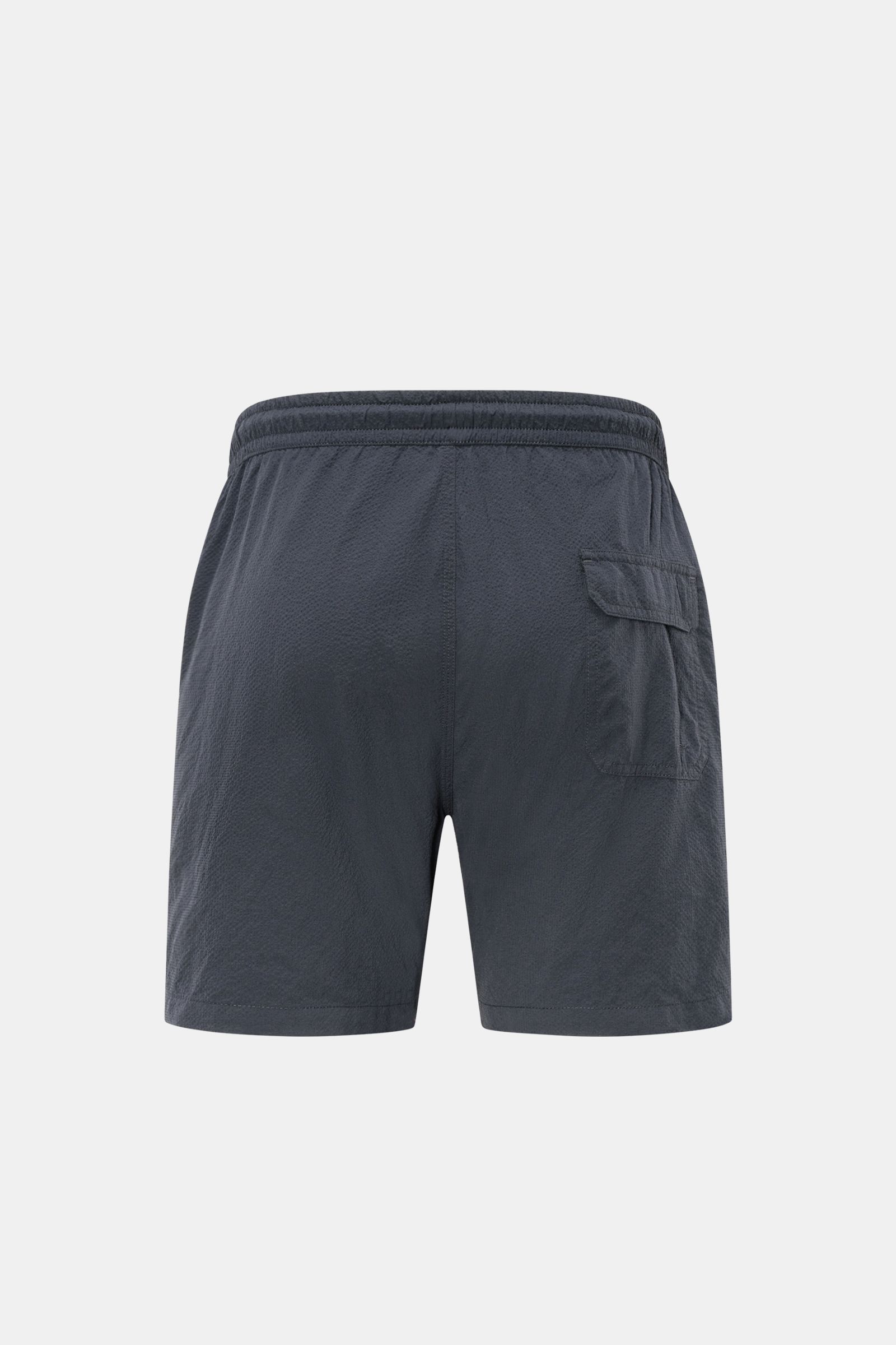 Rückansicht der 04651/ A trip in a bag Badeshorts 'Mono Seersucker' navy mit elastischem Bund, Gesäßtasche, seitlichen Saumschlitzen, leichtem Seersucker-Material.