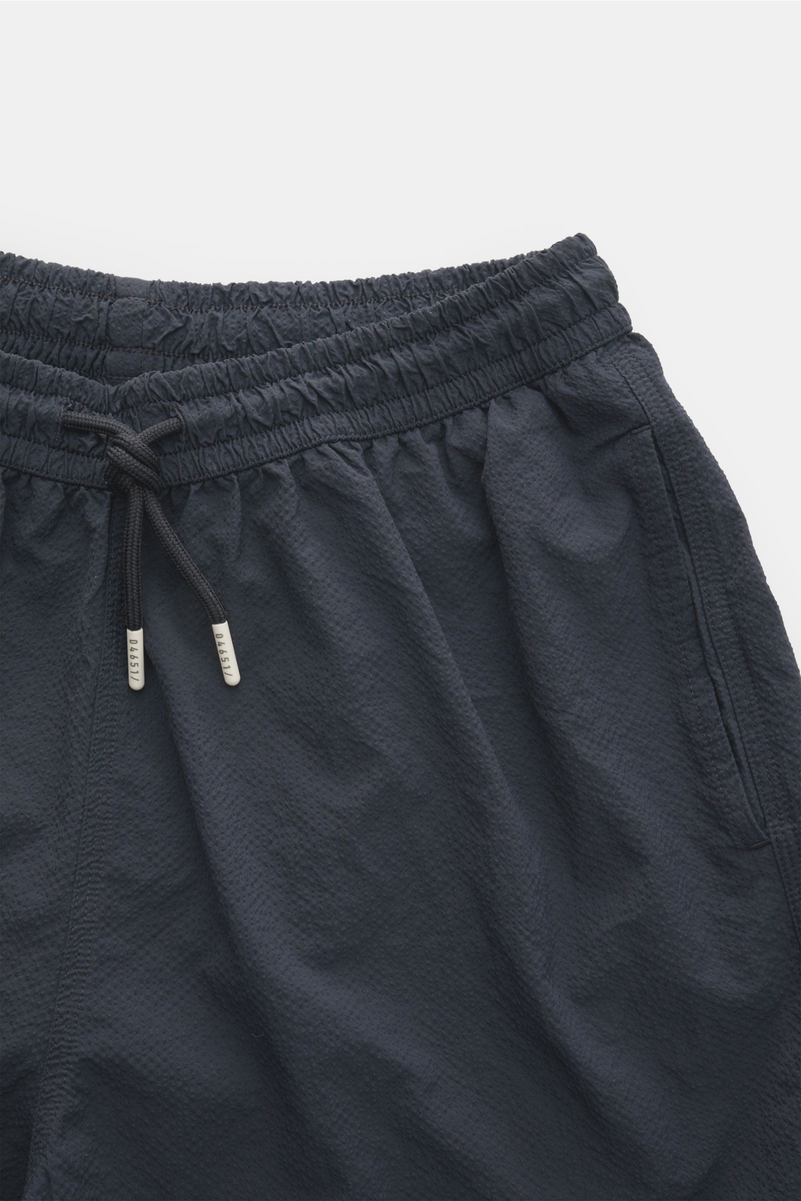 04651/ A trip in a bag Badeshorts 'Mono Seersucker' navy im Seersucker-Look, Frontperspektive mit elastischem Bund, Tunnelzug und Seitentaschen, Regular Fit.