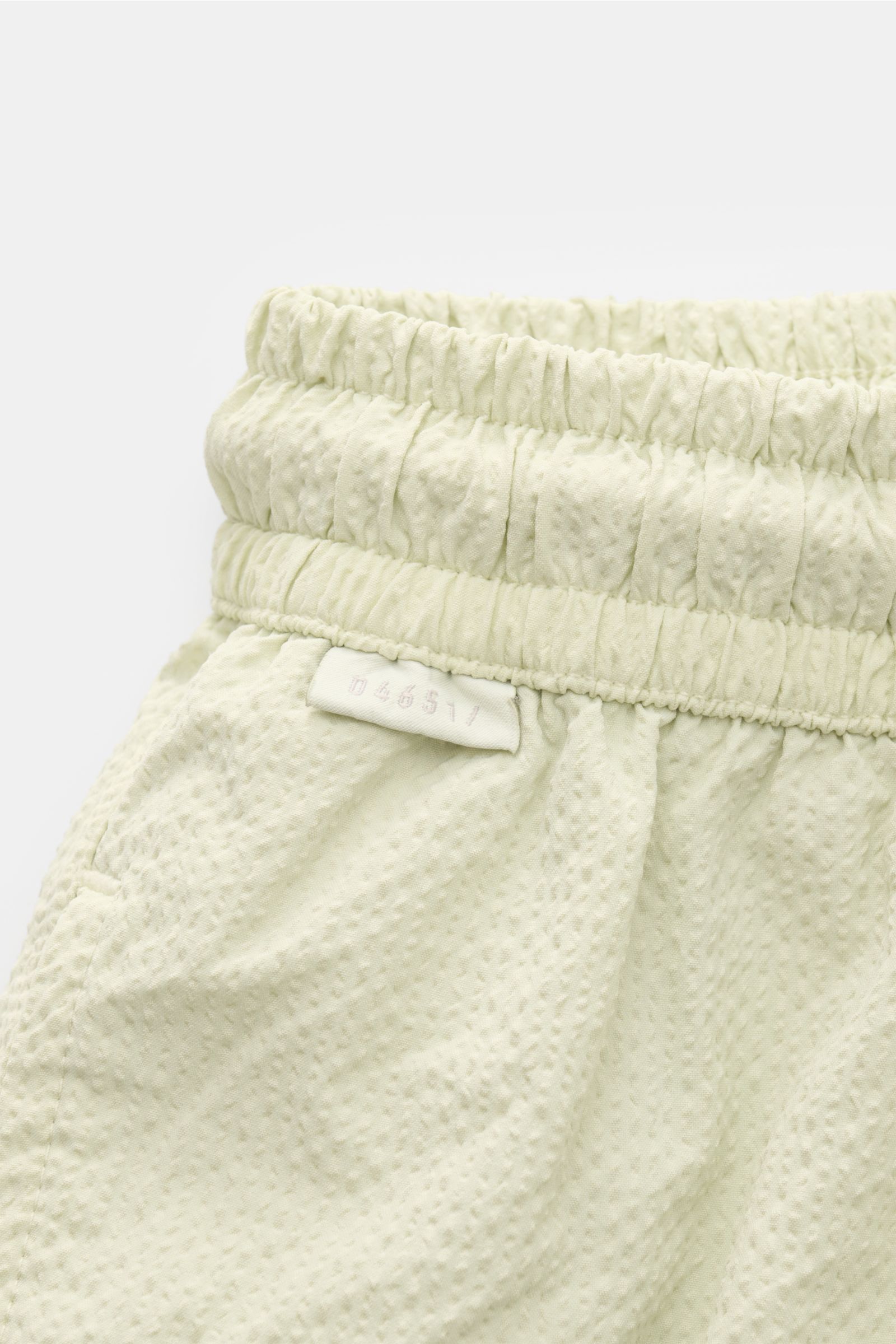 04651/ A trip in a bag Badeshorts 'Mono Seersucker' salbei, Nahaufnahme seitlich, Seersucker-Microfaser, elastischer Bund, Taschen, Regular Fit.