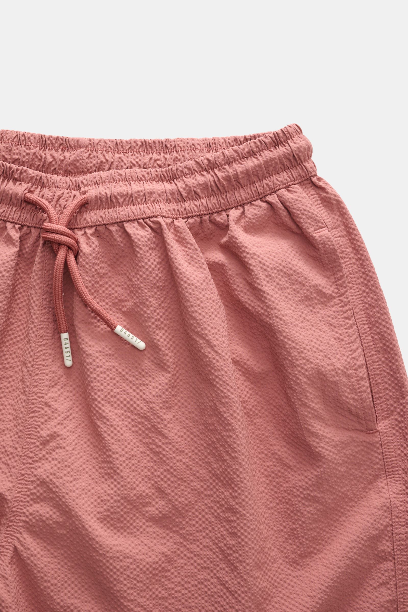 04651/ A trip in a bag Badeshorts 'Mono Seersucker' mauve, Nahaufnahme von oben, elastischer Bund mit Tunnelzug, Seersucker-Microfaser, Regular Fit, Taschen.