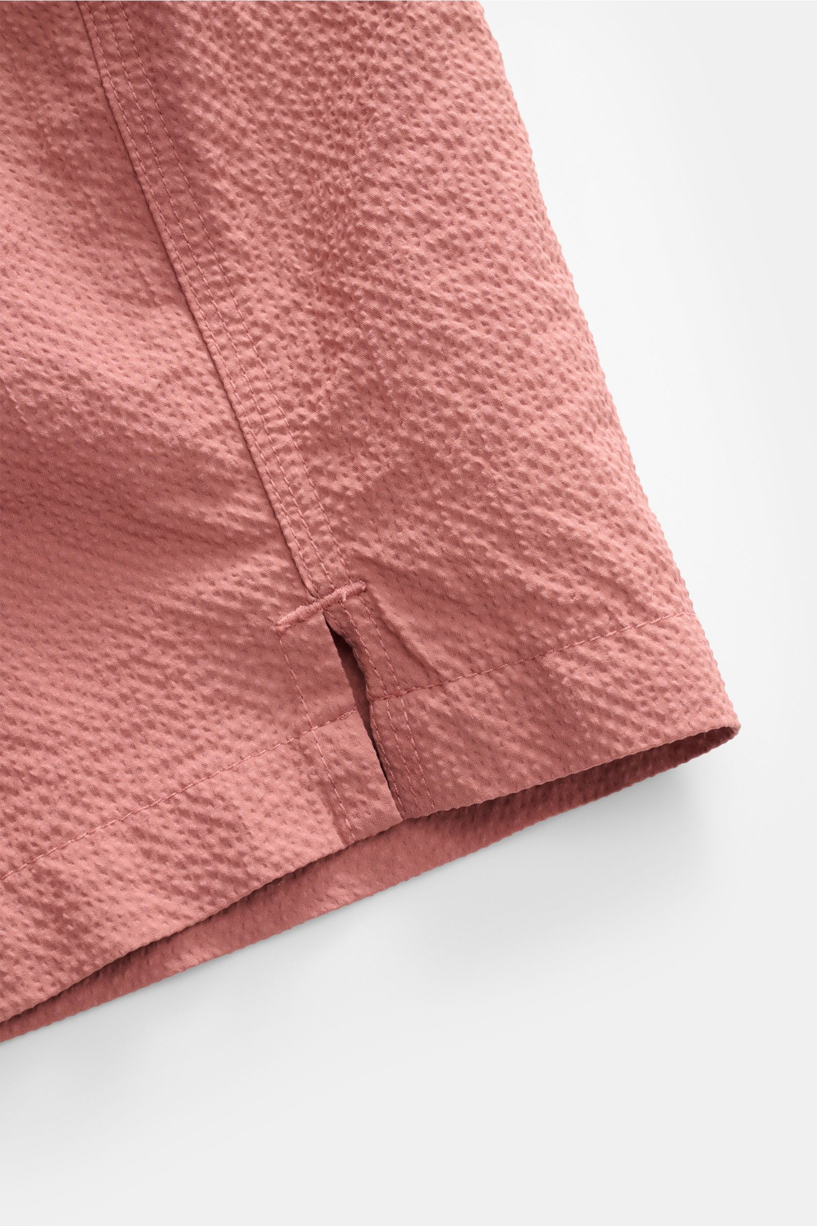 04651/ A trip in a bag Badeshorts 'Mono Seersucker' mauve, Detailaufnahme Saum mit seitlichem Schlitz, Seersucker-Microfaser, Regular Fit, elastischer Bund