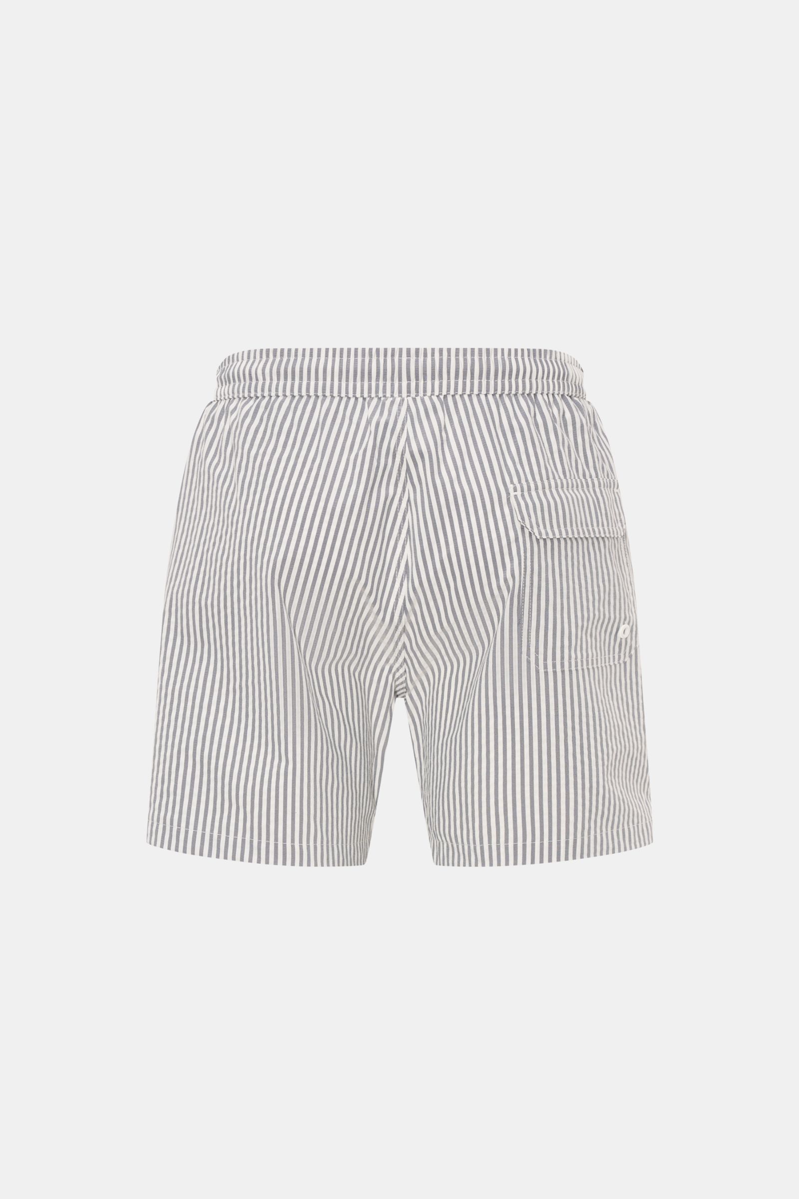 04651/ A trip in a bag Badeshorts navy/weiß gestreift, Ansicht von hinten, Regular Fit, elastischer Bund, Taschen, leichter Baumwoll-Seersucker.