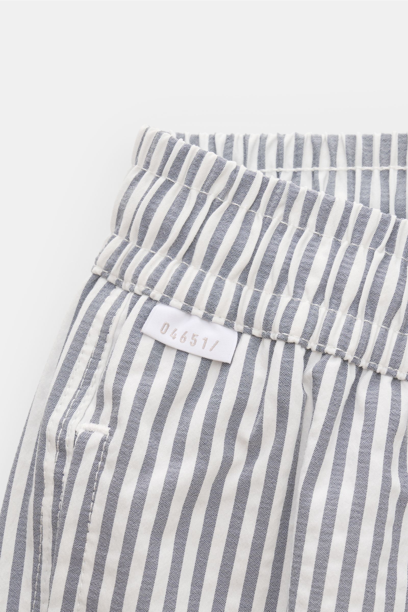 04651/ A trip in a bag Badeshorts navy/weiß gestreift, Nahaufnahme seitlich mit elastischem Bund, Tunnelzug, Taschen und Seersucker-Streifenmuster.