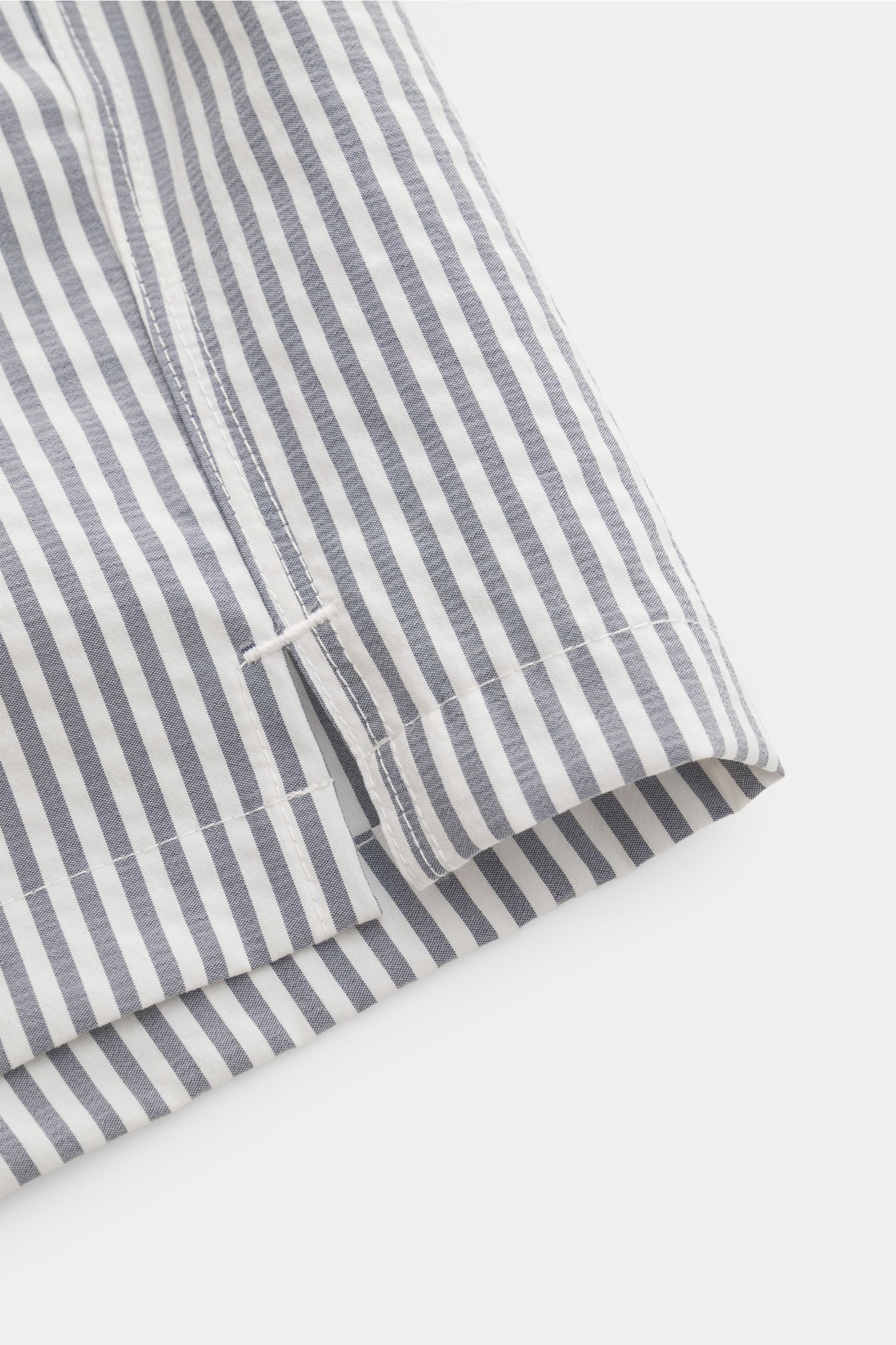 04651/ A trip in a bag Badeshorts navy/weiß gestreift, Detailansicht mit Saumschlitz, Regular Fit, elastischer Bund, Baumwolle-Microfaser.