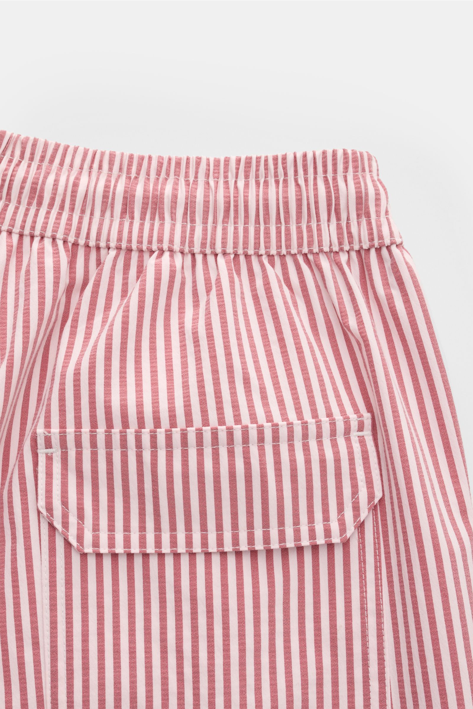 04651/ A trip in a bag Badeshorts rosé/bordeaux gestreift, Rückansicht elastischer Bund, Taschen, Saumschlitze, leichter Baumwoll-Seersucker.