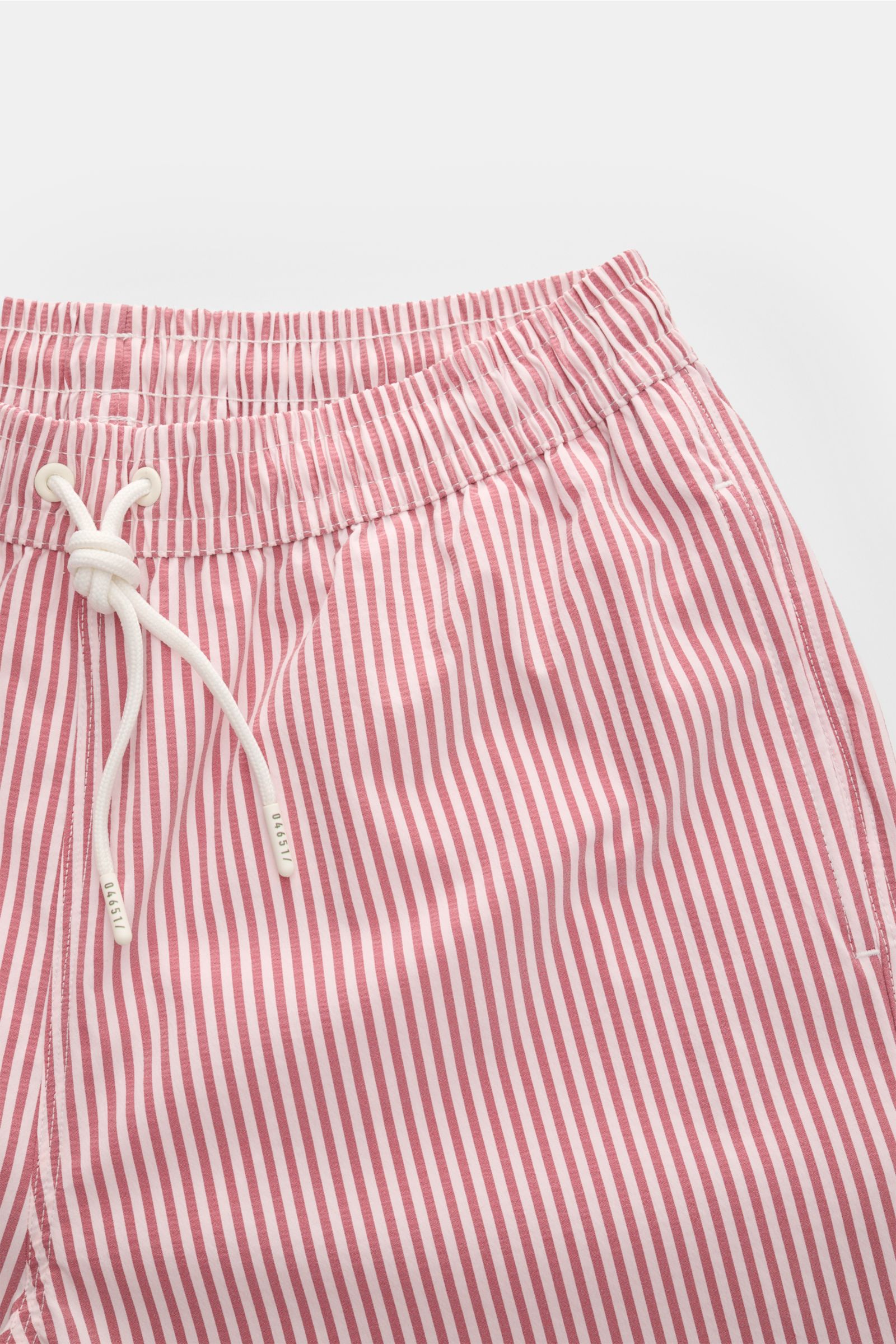 04651/ A trip in a bag Badeshorts rosé/bordeaux gestreift, Nahaufnahme von oben, elastischer Bund mit Tunnelzug und Streifenmuster.