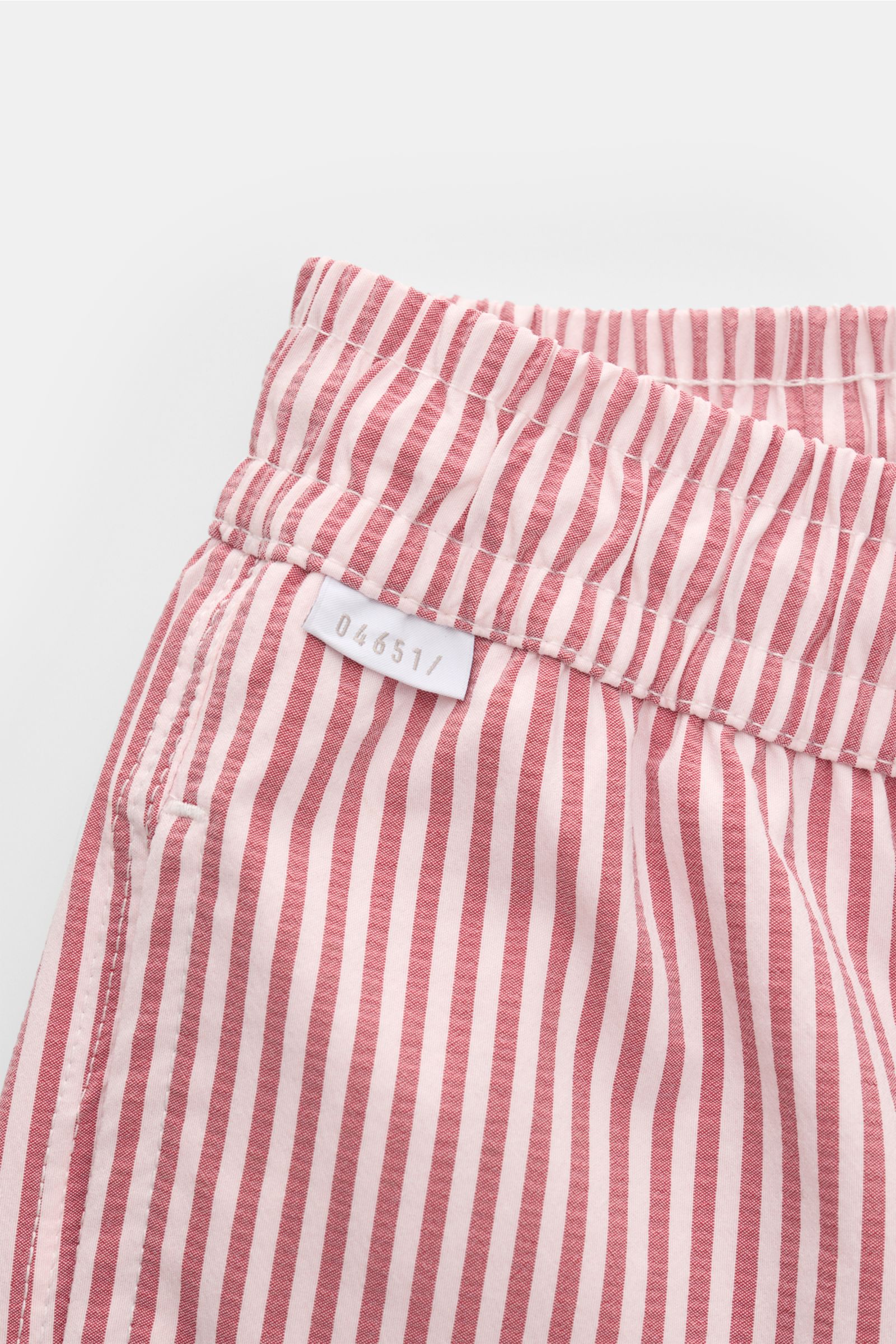 04651/ A trip in a bag Badeshorts rosé/bordeaux gestreift, seitliche Nahaufnahme, elastischer Bund, Streifenmuster, leichter Sommerstoff.