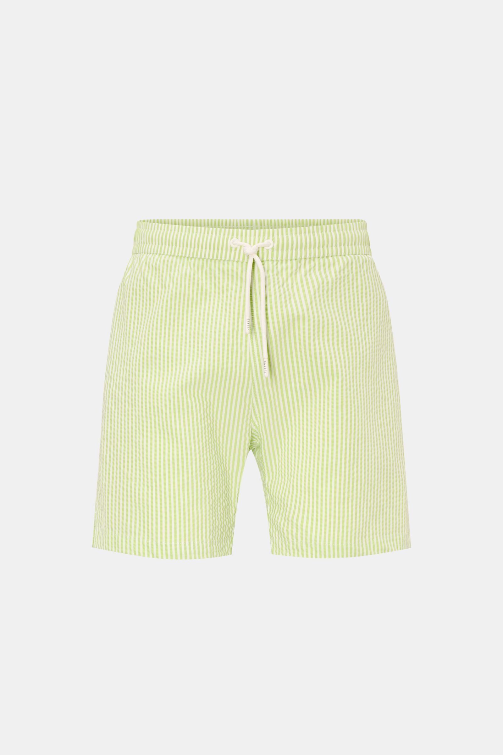 Frontansicht der 04651/ A trip in a bag Badeshorts pastellgrün/weiß gestreift aus leichtem Baumwoll-Seersucker mit elastischem Bund und Tunnelzug.