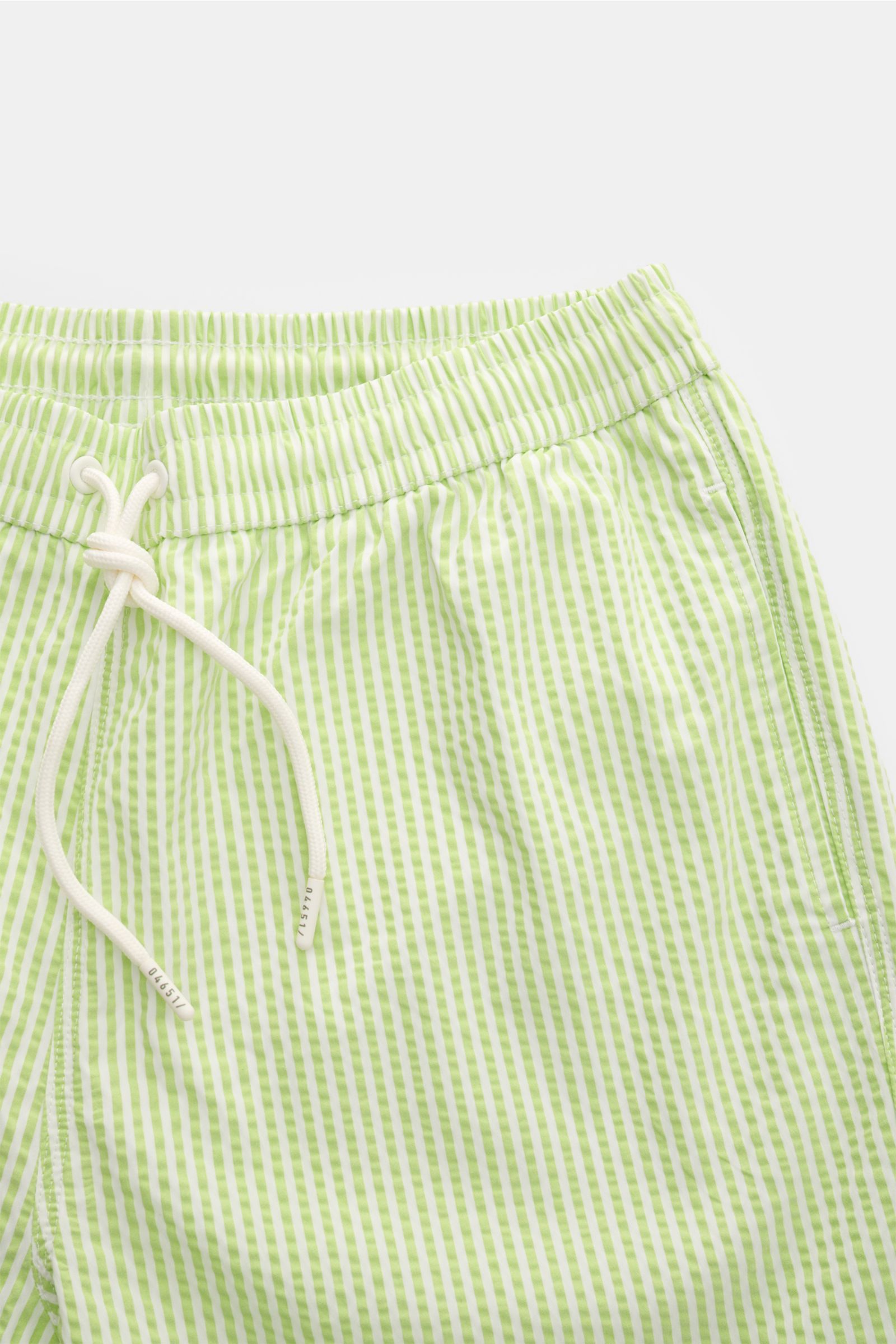 04651/ A trip in a bag Badeshorts pastellgrün/weiß gestreift, vorne nah, elastischer Bund, Tunnelzug, Regular Fit, Taschen, leichtes Seersucker-Material.