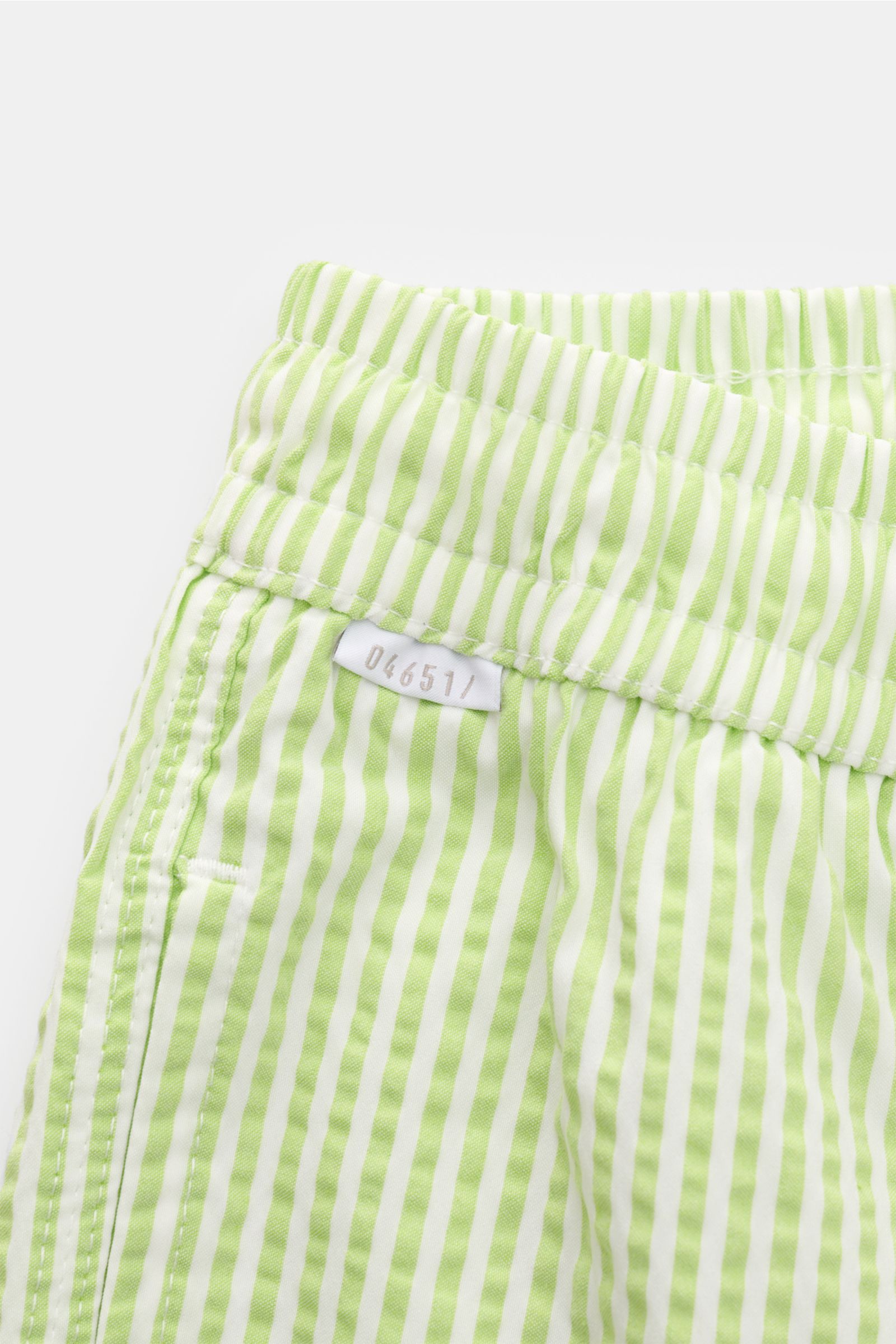 04651/ A trip in a bag Badeshorts pastellgrün/weiß gestreift, Nahaufnahme von Bund und Tasche, Regular Fit, elastischer Bund, Seersucker.