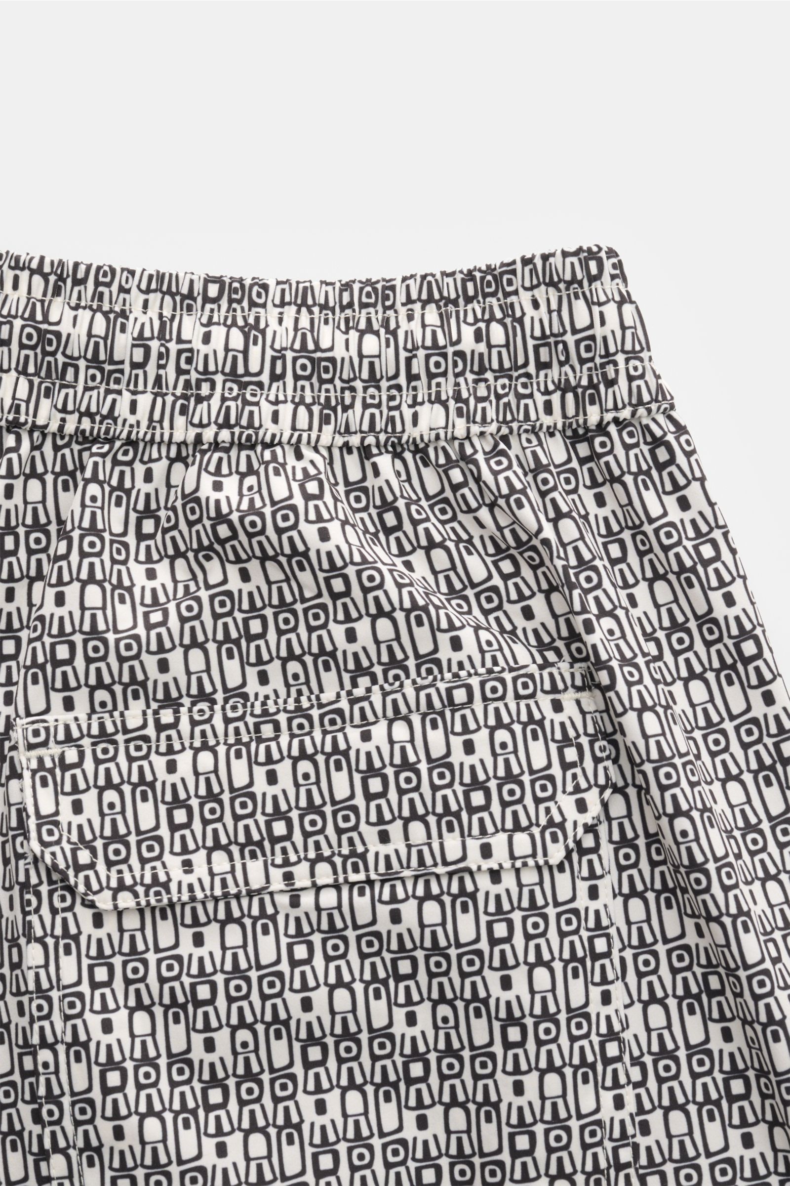 Rückansicht der 04651/ A trip in a bag Badeshorts 'Abstract' offwhite/schwarz gemustert mit elastischem Bund, Tasche und Saumschlitzen.