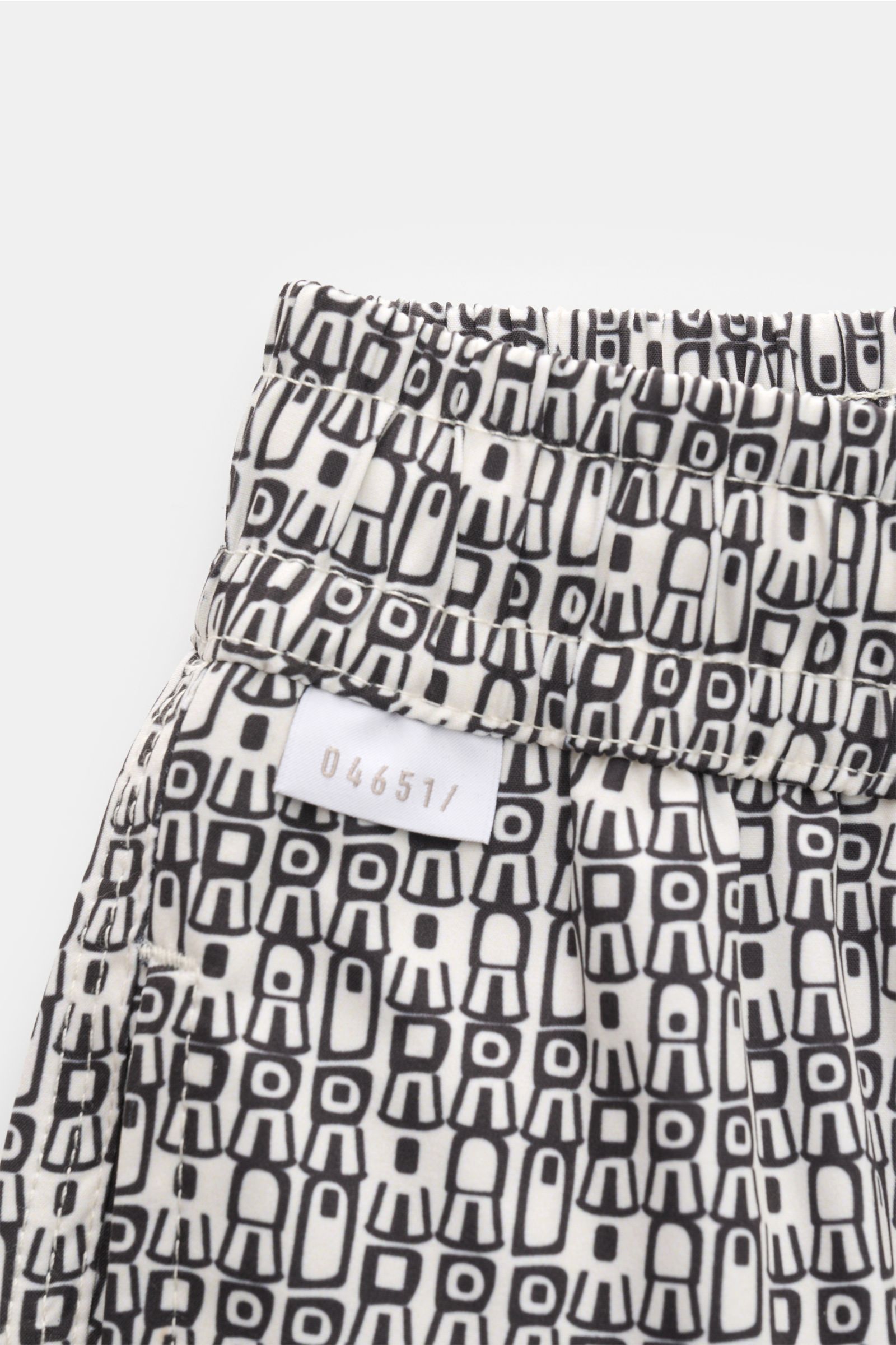 04651/ A trip in a bag Badeshorts 'Abstract' offwhite/schwarz gemustert, Detailansicht Bund und seitliche Tasche, leichte Microfaser, Regular Fit.