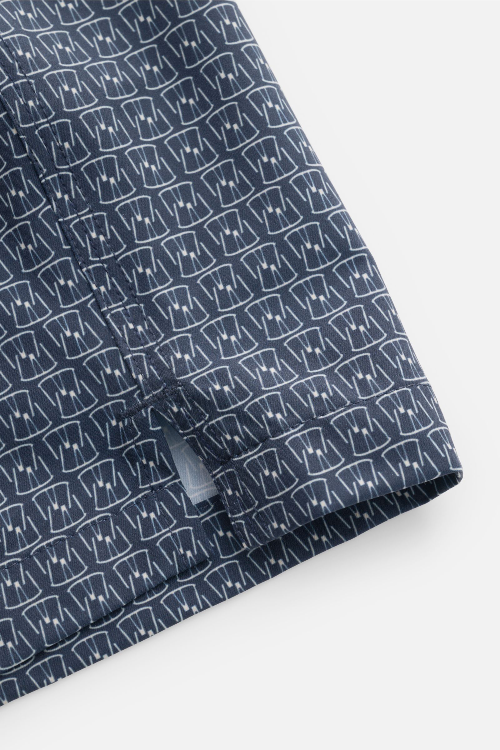 04651/ A trip in a bag Badeshorts 'Hansen' navy/weiß gemustert, Detailaufnahme Saum mit seitlichem Schlitz, Microfaser, Regular Fit, elastischer Bund.