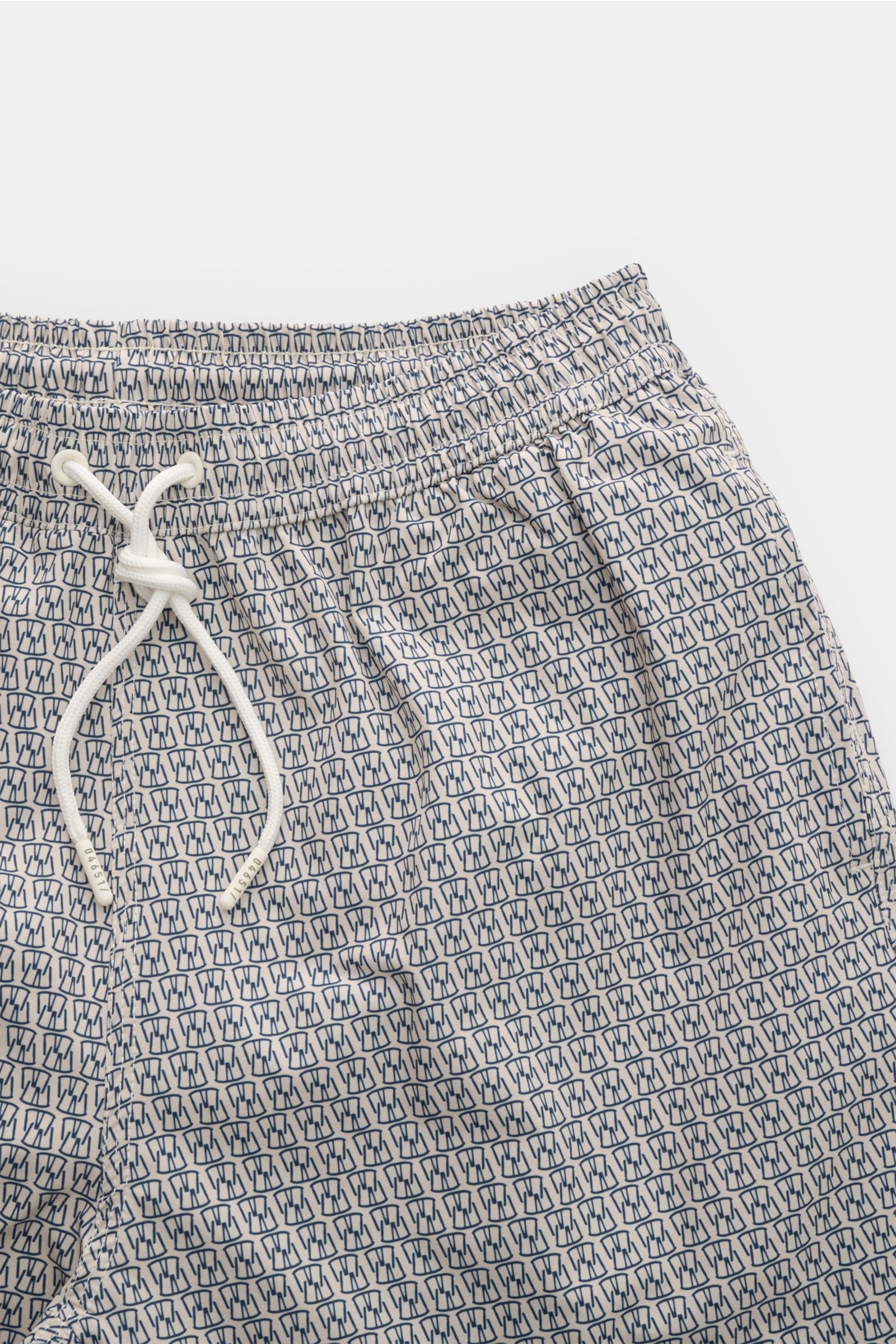 04651/ A trip in a bag Badeshorts 'Hansen' beige/navy gemustert, seitliche Nahaufnahme von oben, Microfaser, elastischer Bund mit Tunnelzug, Regular Fit.