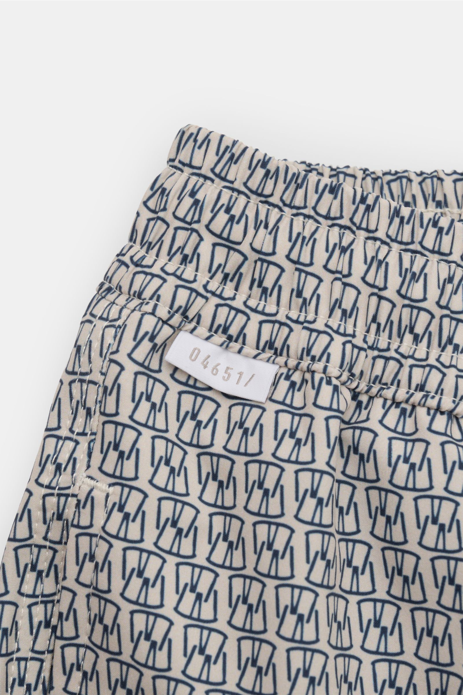 Beige/navy gemusterte 04651/ A trip in a bag Badeshorts 'Hansen' aus leichter Microfaser, elastischer Bund, Seiten- und Gesäßtasche, Detailfoto von oben.