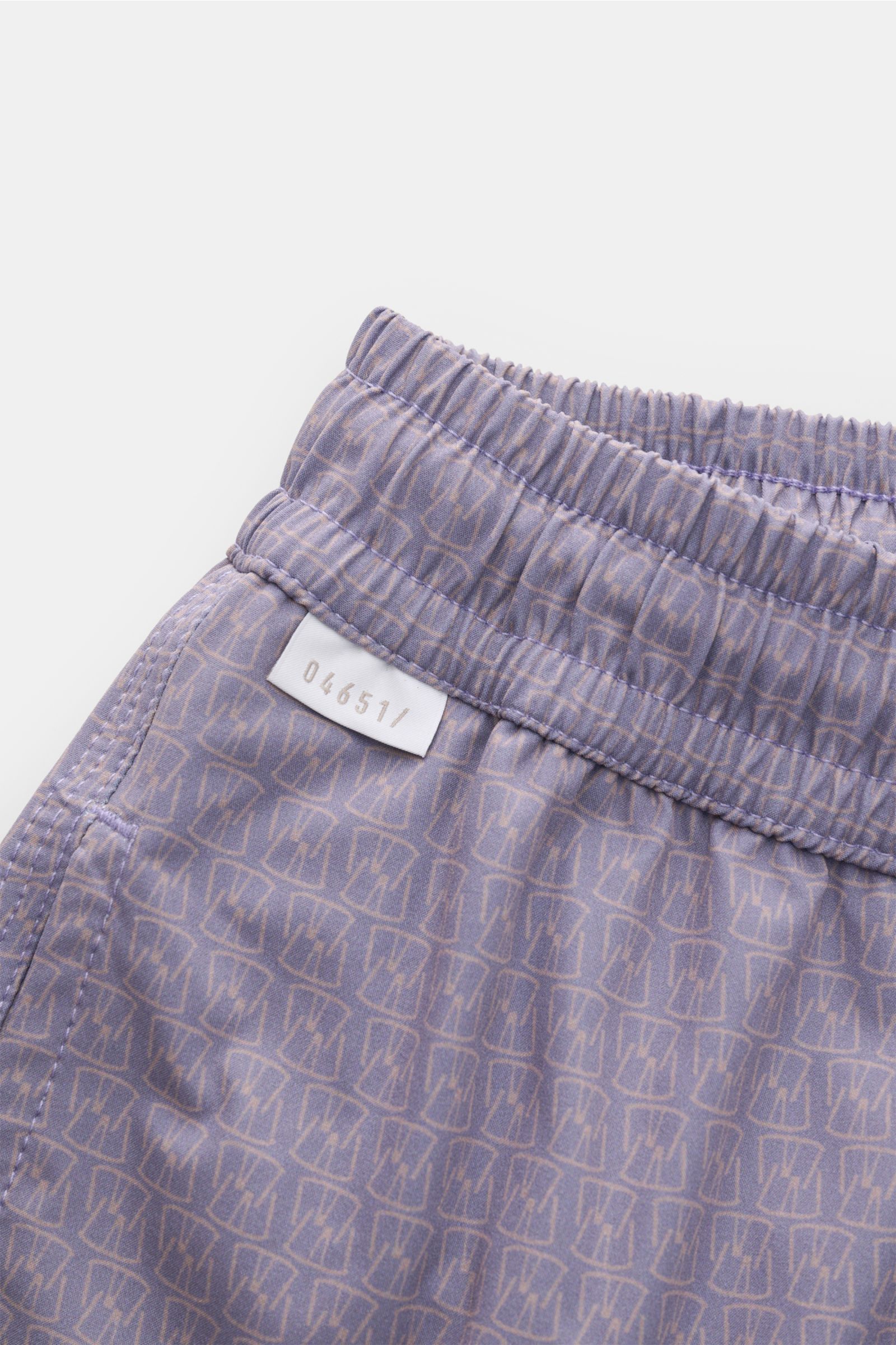 Nahaufnahme der 04651/ A trip in a bag Badeshorts 'Hansen' lavender/taupe gemustert mit elastischem Bund, Seitentasche und feinem Allover-Print.
