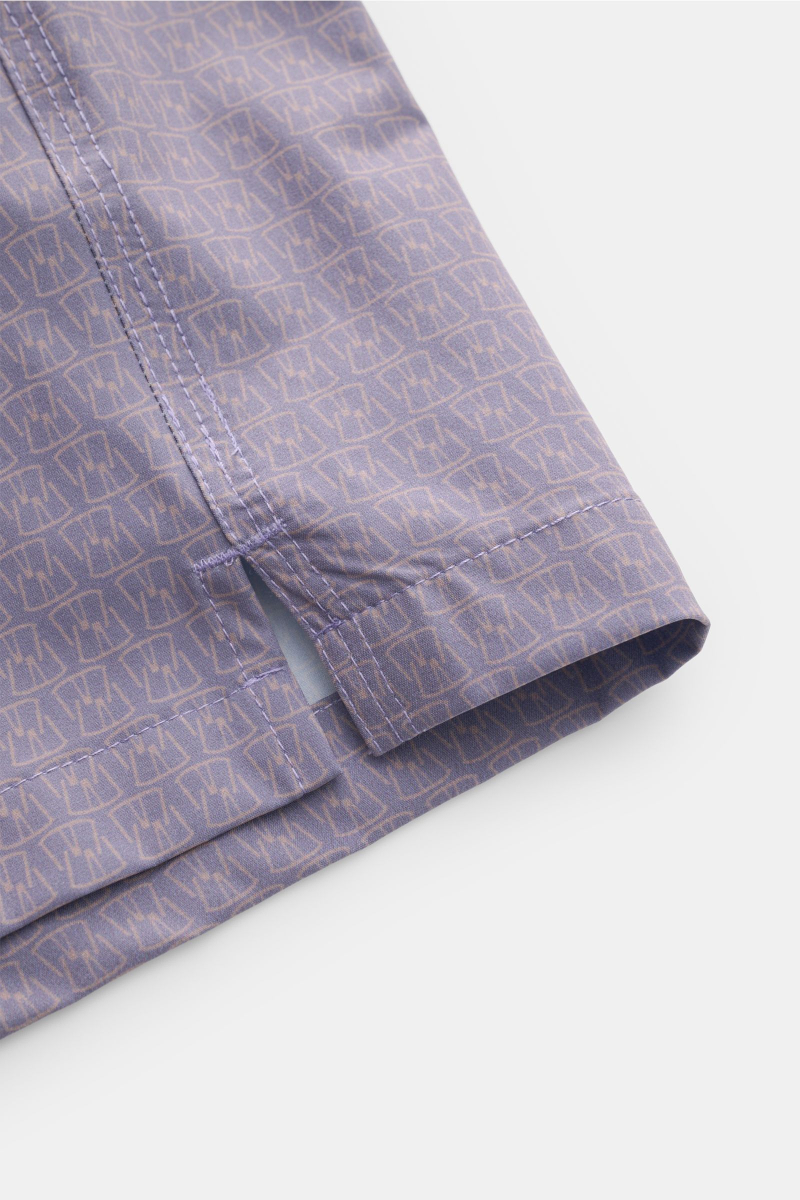 Nahaufnahme der 04651/ A trip in a bag Badeshorts 'Hansen' lavender/taupe gemustert, Detail Saumschlitz, hochwertiges Microfaser, Regular Fit.