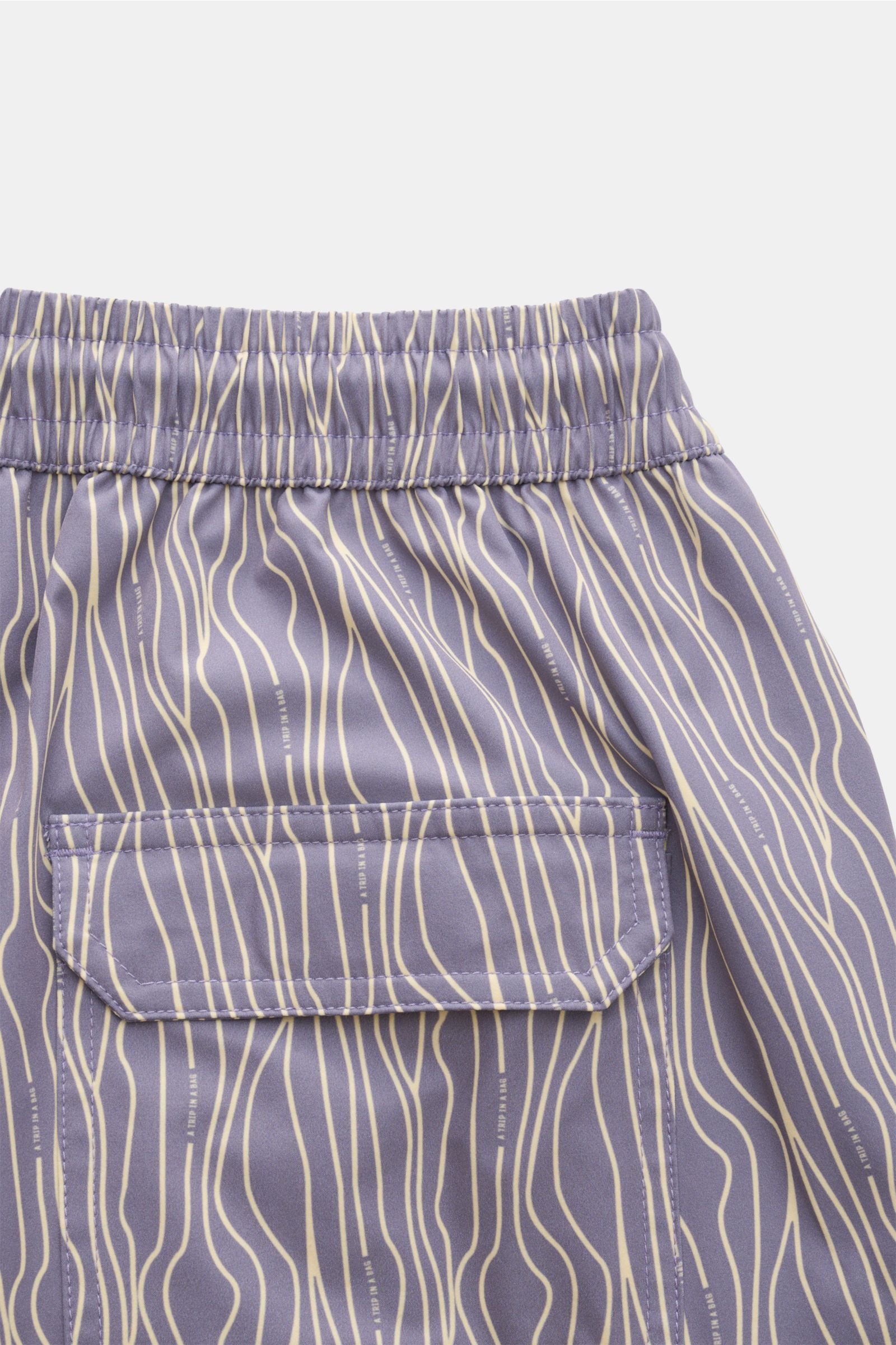 04651/ A trip in a bag Badeshorts 'Superkilen' lavender/pastellgelb gemustert, Detail Rückansicht mit elastischem Bund, Gesäßtasche, leichter Microfaserstoff, Regular Fit, Mesh-Innenfutter, seitliche Saumschlitze, Taschen. Sommerlicher Eyecatcher mit Allo