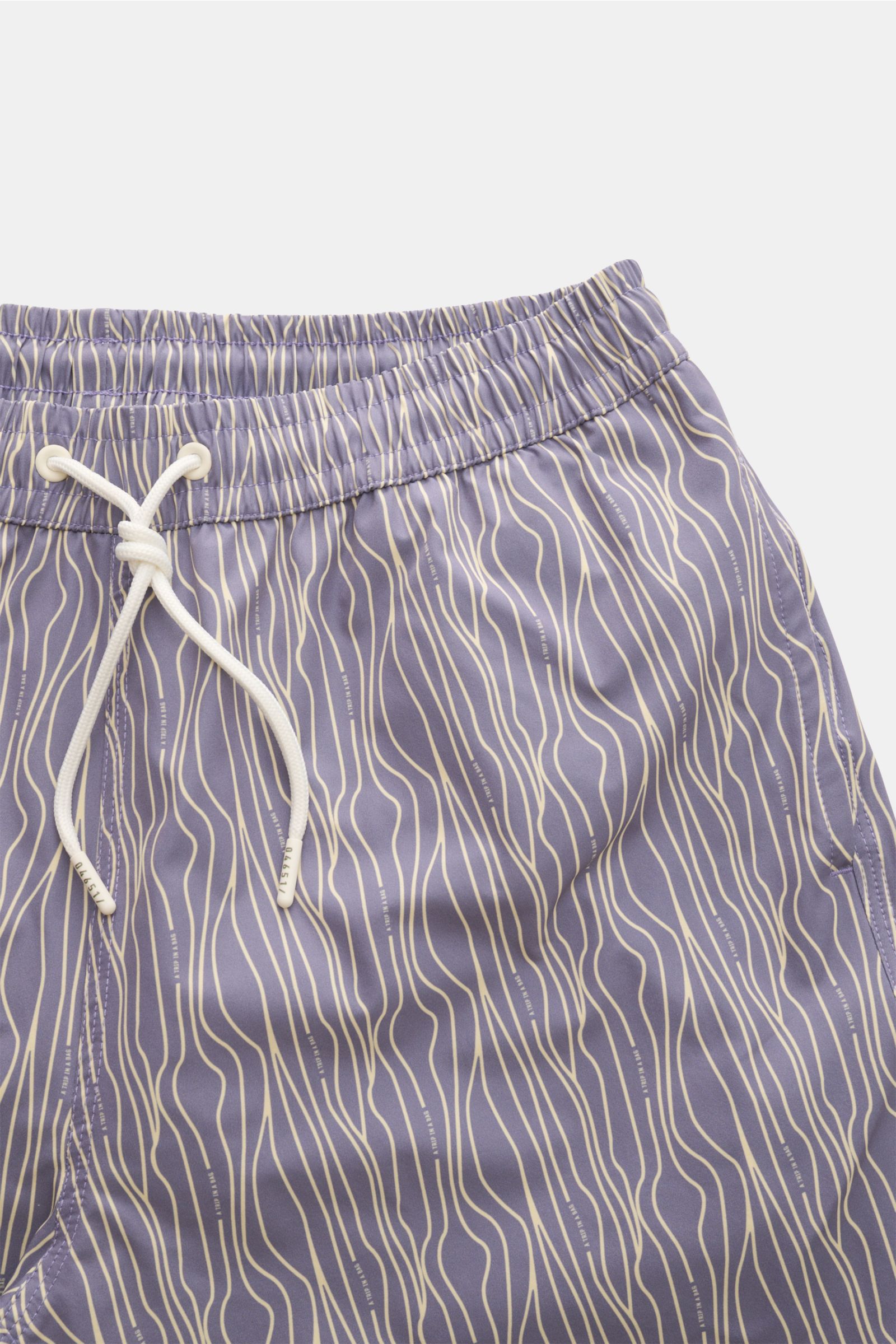 04651/ A trip in a bag Badeshorts 'Superkilen' lavender/pastellgelb gemustert, Front nah, elastischer Bund, Tunnelzug, Taschen, Regular Fit, Microfaser, leicht.