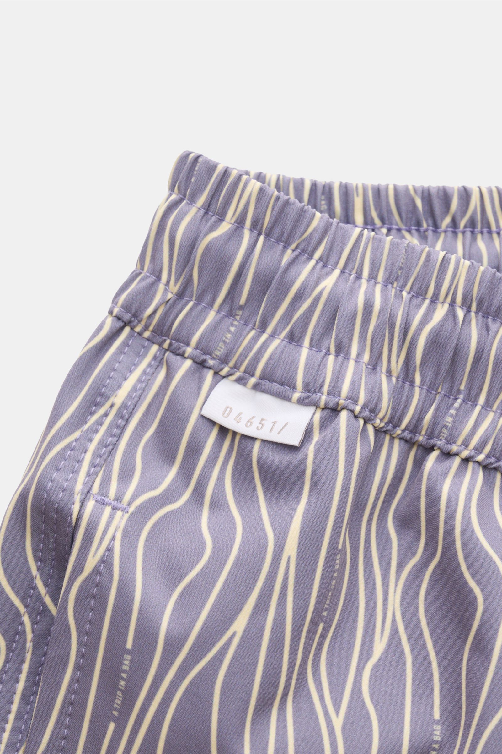 Nahaufnahme der 04651/ A trip in a bag Badeshorts 'Superkilen' lavender/pastellgelb gemustert, elastischer Bund, seitliche Nahttasche, leichter Griff, Regular Fit.