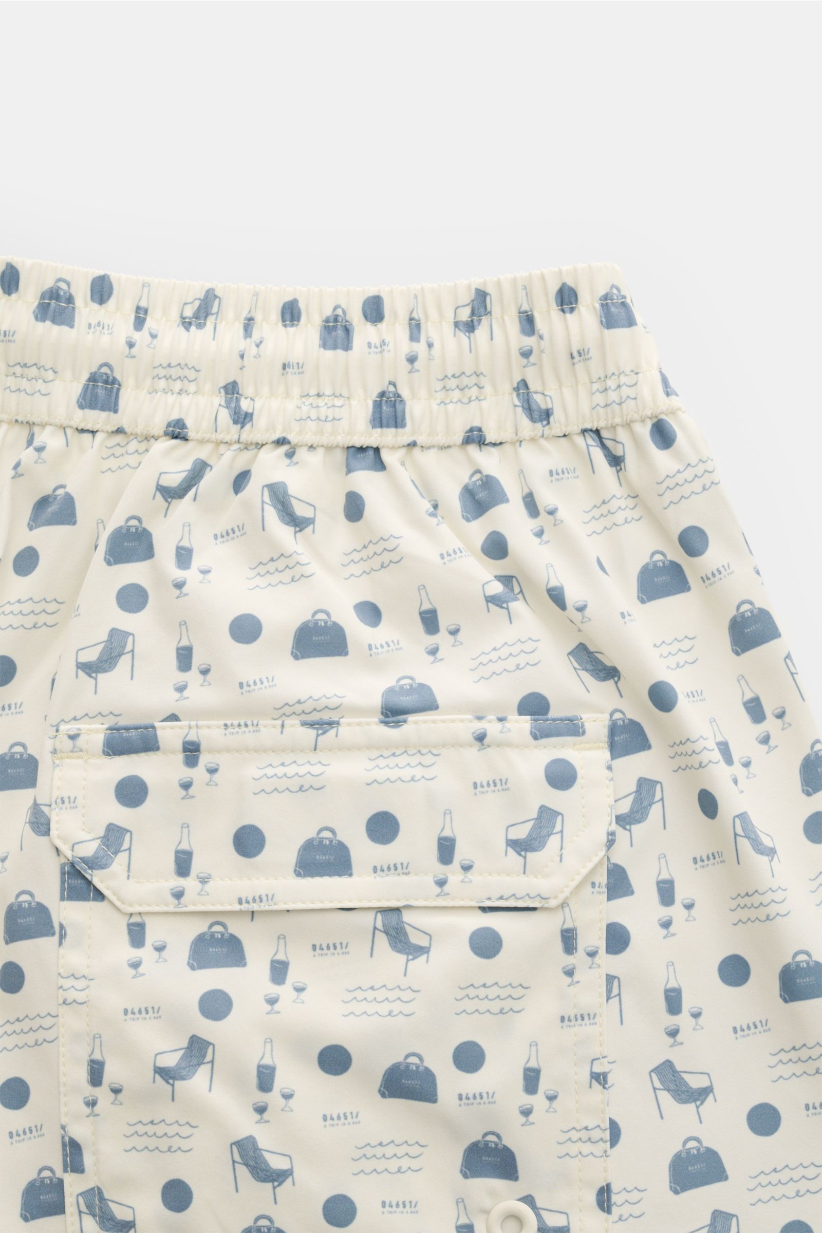 04651/ A trip in a bag Badeshorts 'Seaside' creme/rauchblau gemustert, Rückansicht mit elastischem Bund, Gesäßtasche mit Klettverschluss, leichter Microfaserstoff.