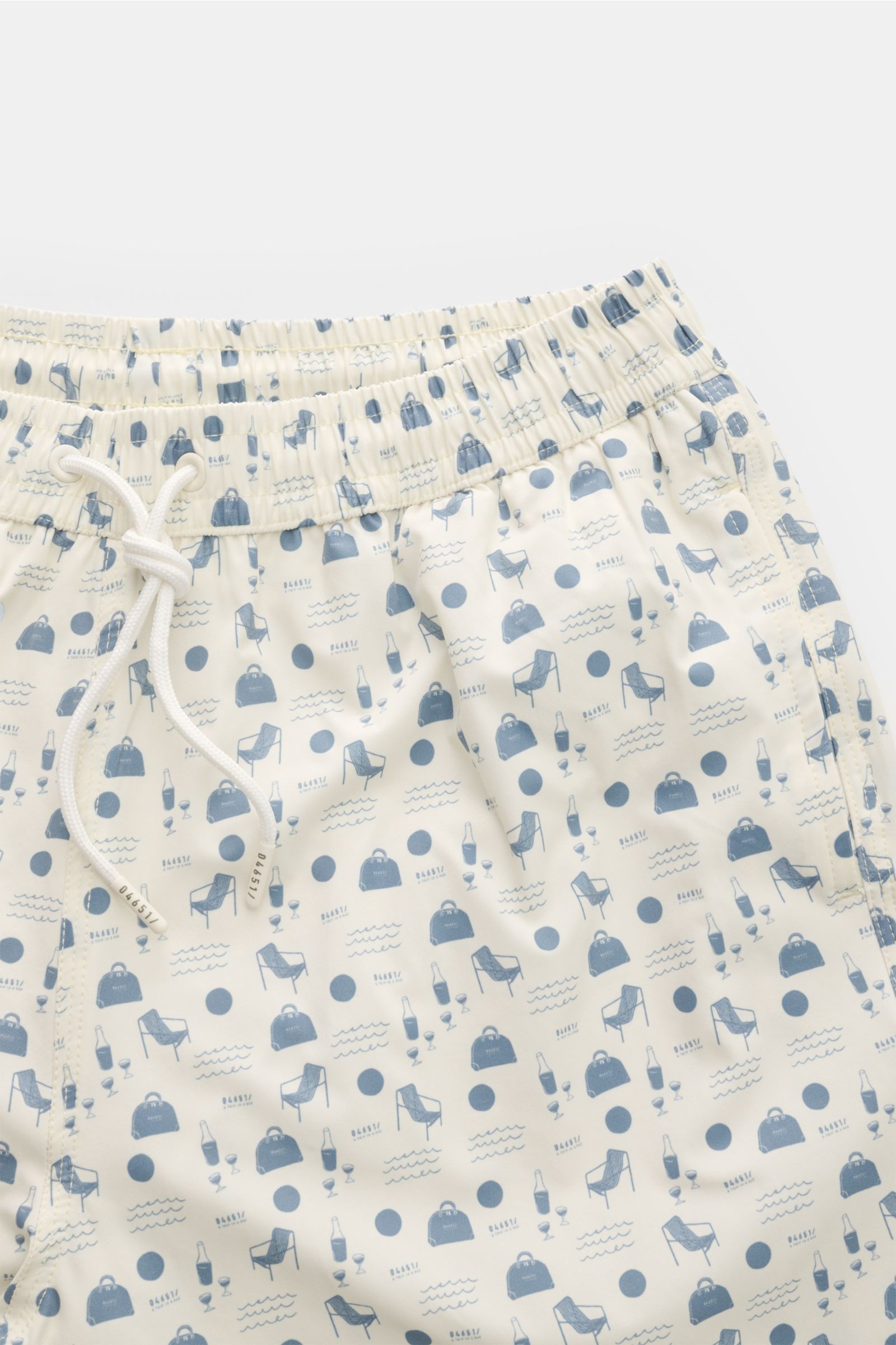 04651/ A trip in a bag Badeshorts 'Seaside' creme/rauchblau gemustert, seitliche Nahaufnahme, Microfaser, elastischer Bund, Tunnelzug, Taschen, Meshfutter.