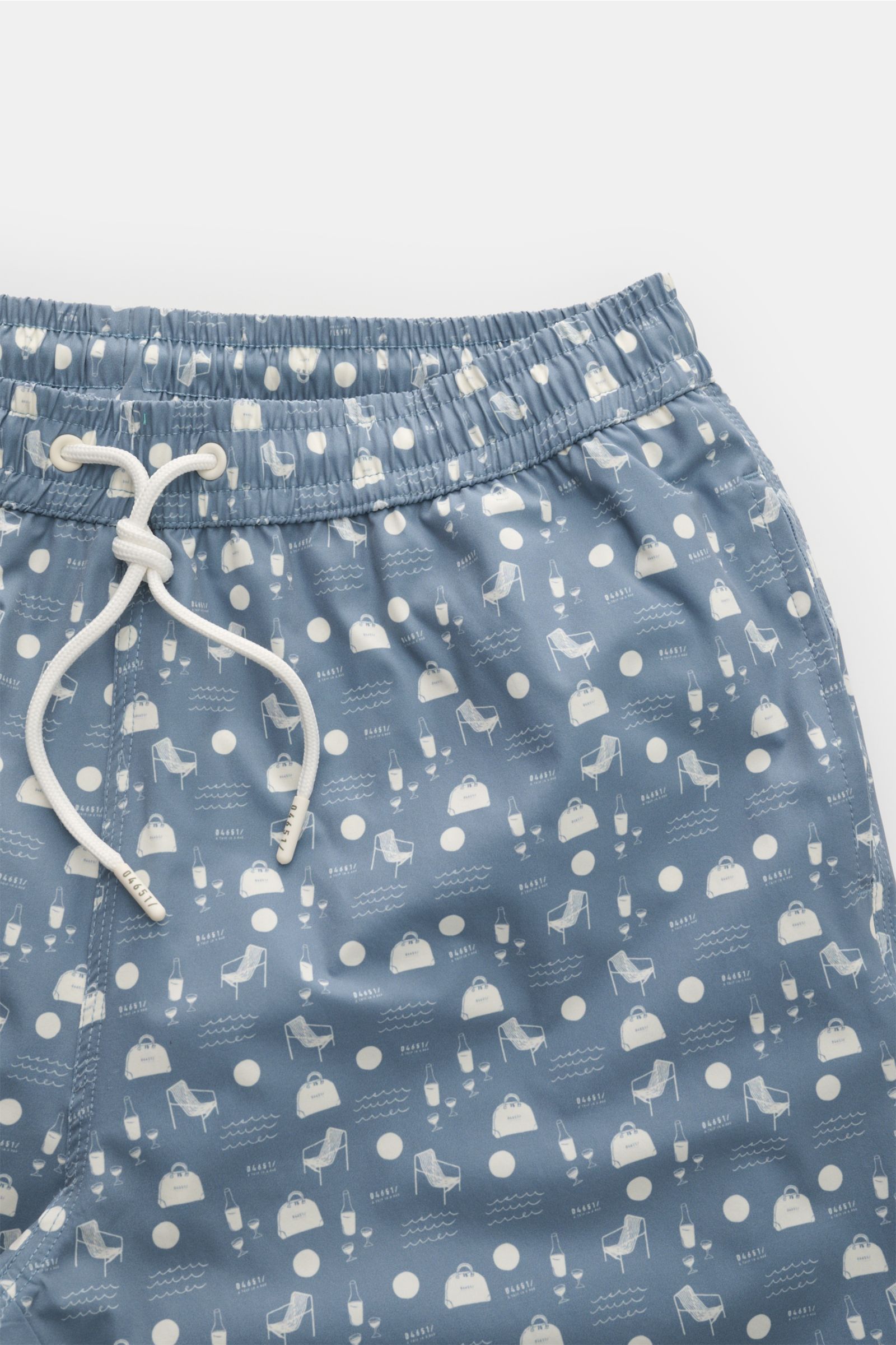 04651/ A trip in a bag Badeshorts 'Seaside' rauchblau/creme gemustert, Frontdetail mit elastischem Bund, Tunnelzug, Taschen, seitlichen Saumschlitzen.