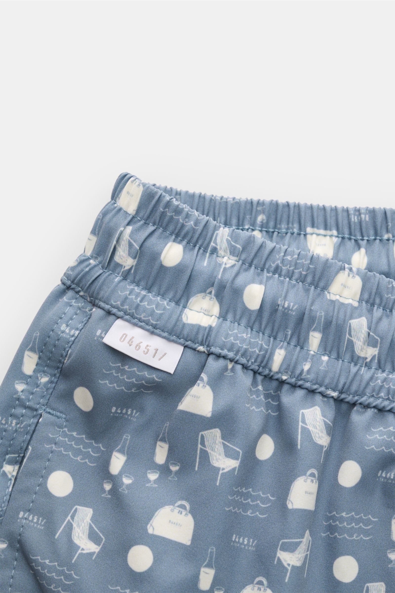 04651/ A trip in a bag Badeshorts 'Seaside' rauchblau/creme gemustert, Nahaufnahme elastischer Bund, hochwertiges Microfaser, Regular Fit, seitliche Saumschlitze, Mesh-Innenfutter, Gesäßtasche mit Klettverschluss.