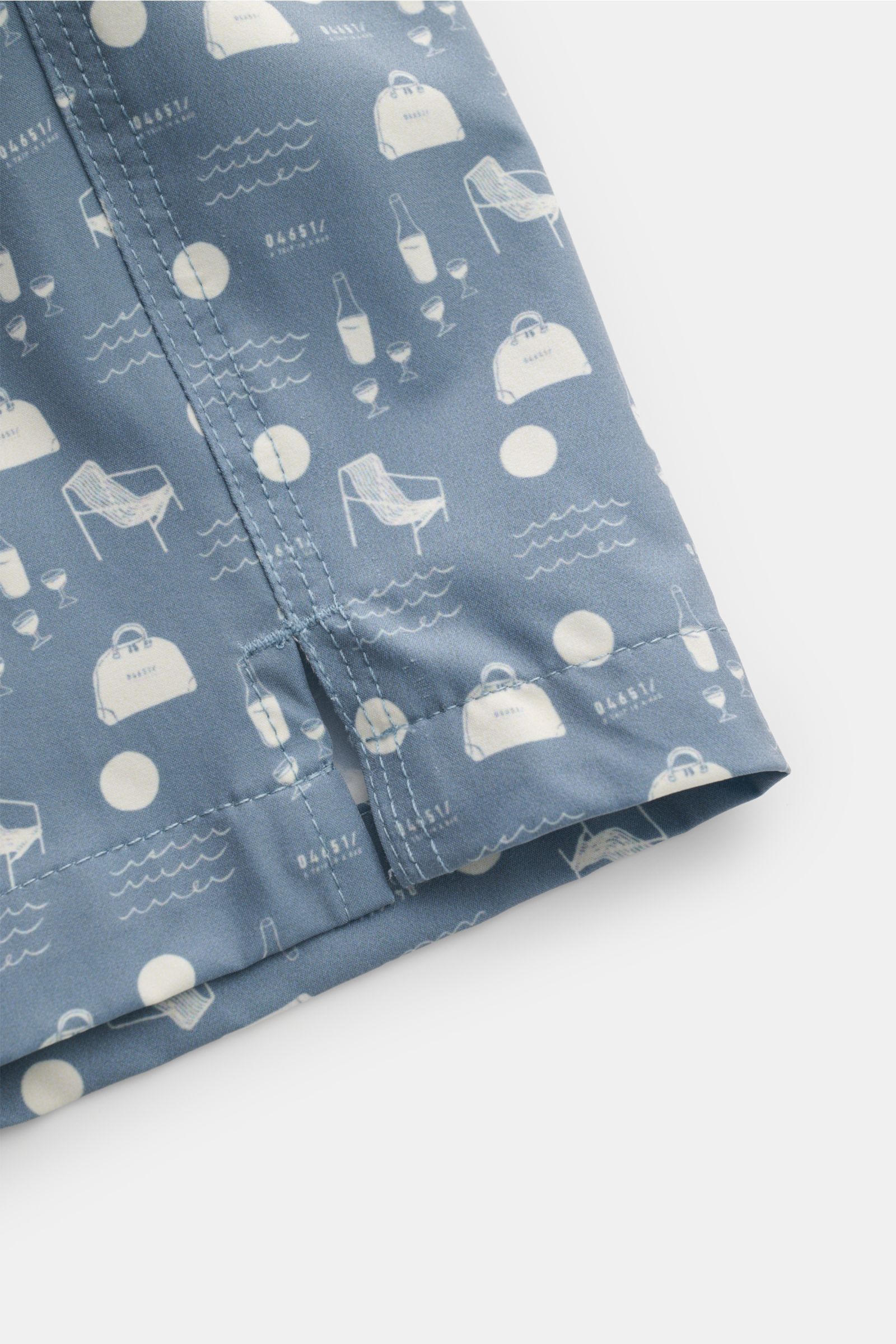 04651/ A trip in a bag Badeshorts 'Seaside' rauchblau/creme gemustert, Detail-Sicht Saum mit seitlichem Schlitz, Microfaser, Regular Fit, elastischer Bund, Mesh-Futter, Taschen, Gesäßtasche mit Klettverschluss.