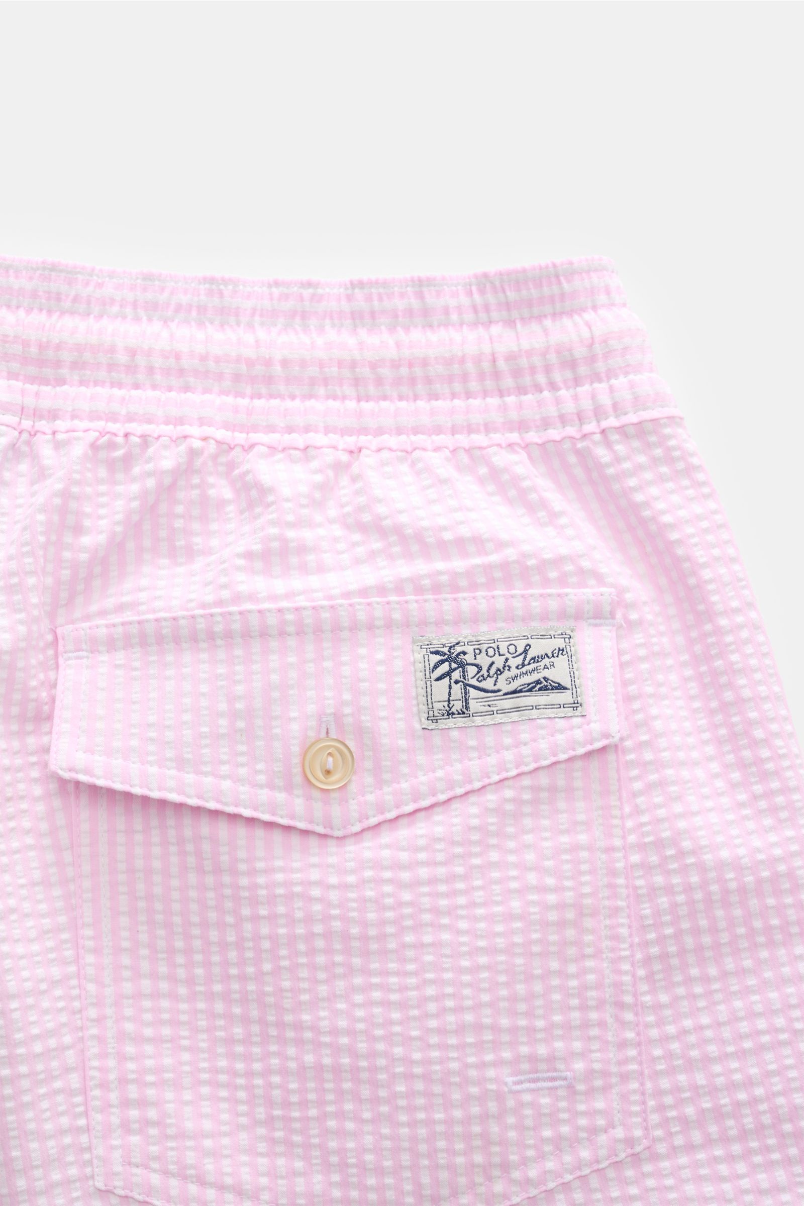 Nahaufnahme von der Rückseite der Polo Ralph Lauren Badeshorts 'Traveler' rosé/weiß gestreift, Regular Fit, elastischer Bund, Gesäßtasche mit Knopf, Seersucker-Baumwolle.