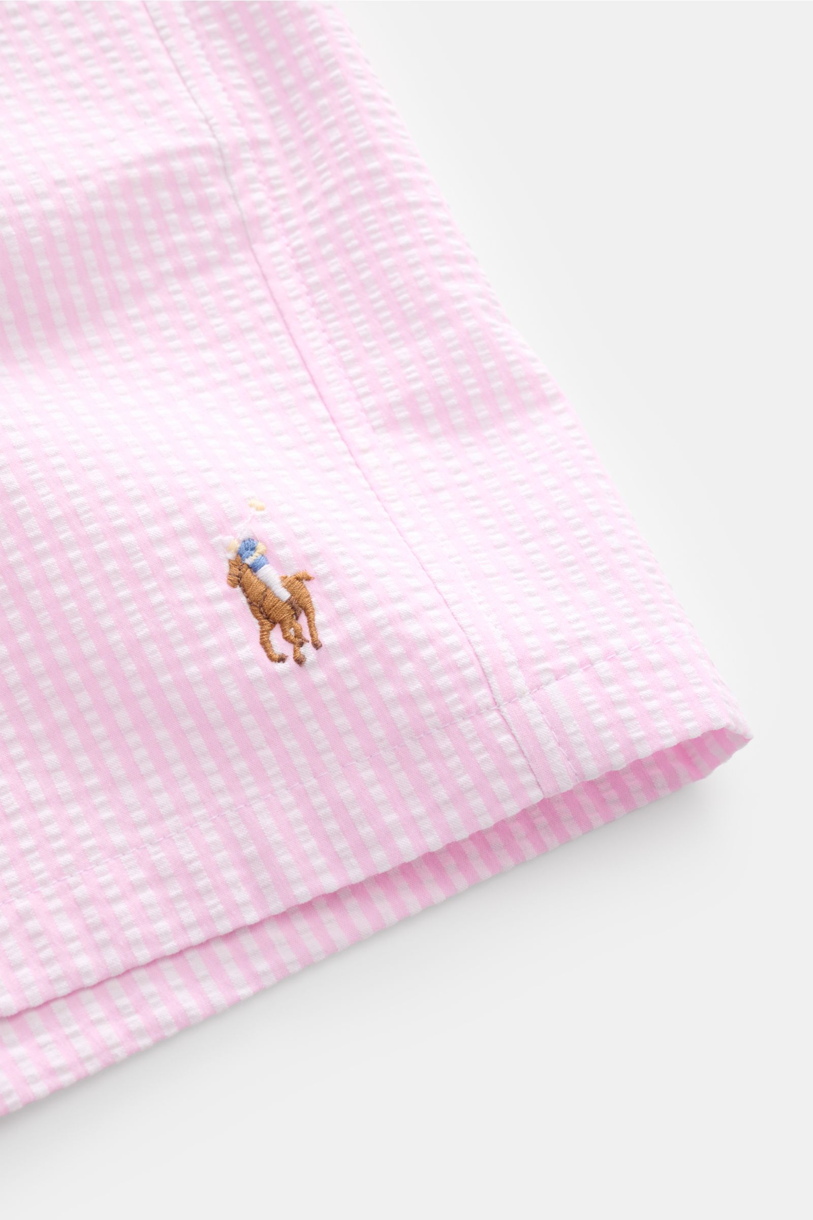Polo Ralph Lauren Badeshorts 'Traveler' rosé/weiß gestreift aus Seersucker, Regular Fit, elastischem Bund, Logo-Stitching, Detailaufnahme.