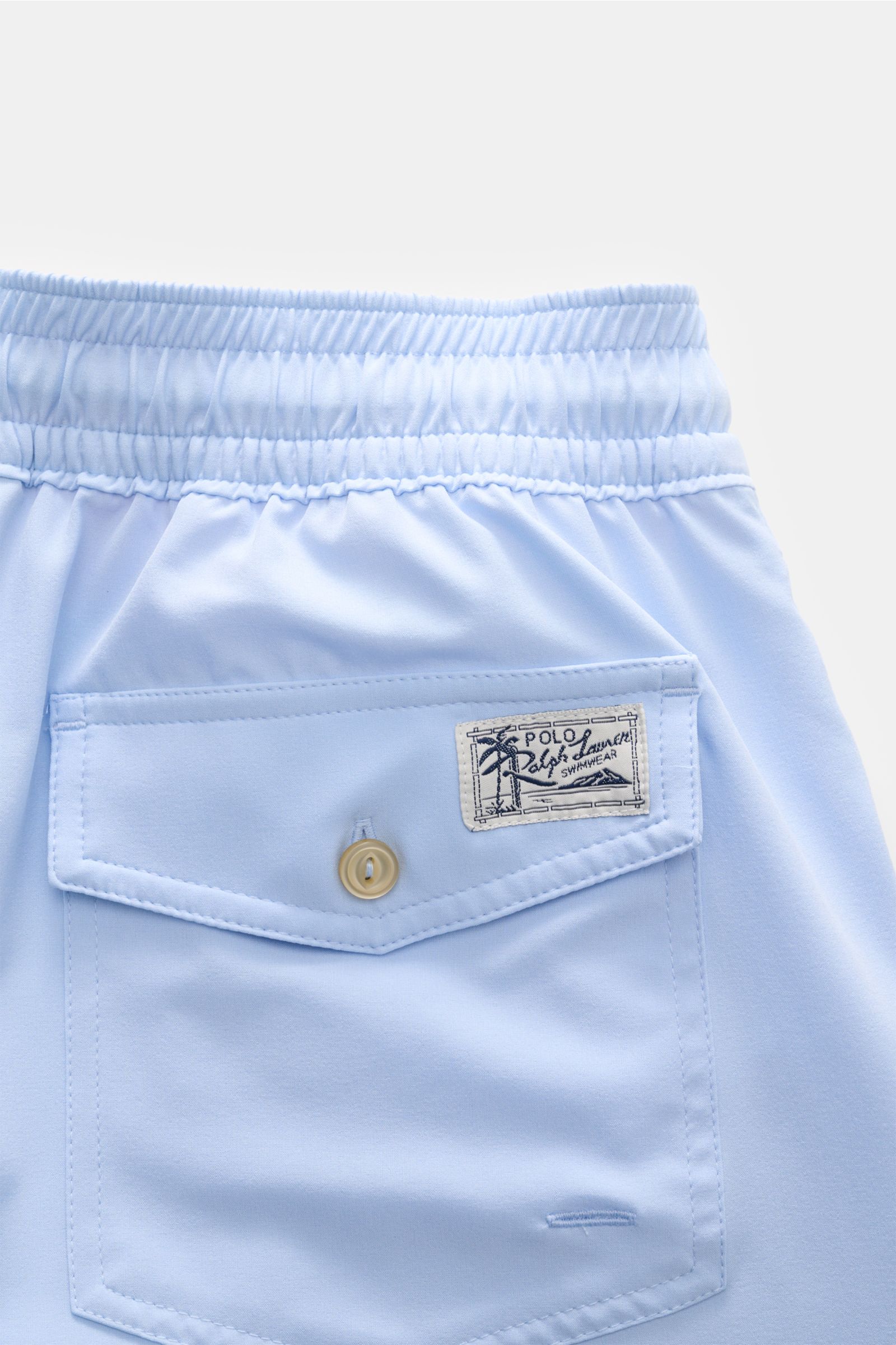 Polo Ralph Lauren Badeshorts 'Traveler' hellblau, Rückansicht mit elastischem Bund, geknöpfter Gesäßtasche, schnelltrocknender Microfaser, Regular Fit.
