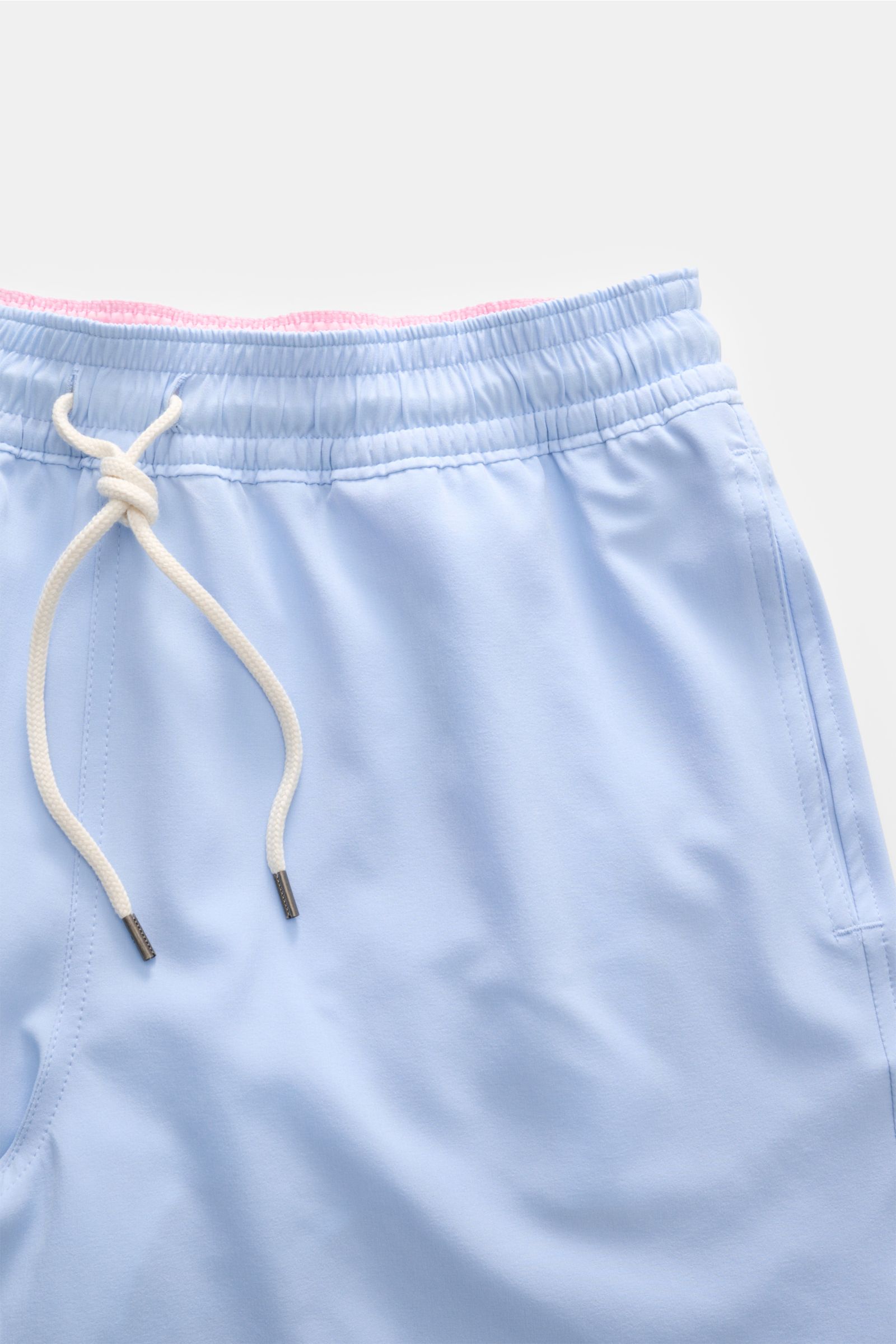 Polo Ralph Lauren Badeshorts 'Traveler' hellblau, Detailfoto von oben, schneller trocknende Microfaser, Regular Fit, elastischer Bund, Tunnelzug, Seitentaschen, Gesäßtasche mit Knopf, Mesh-Innenfutter, stilsicher auf Reisen.