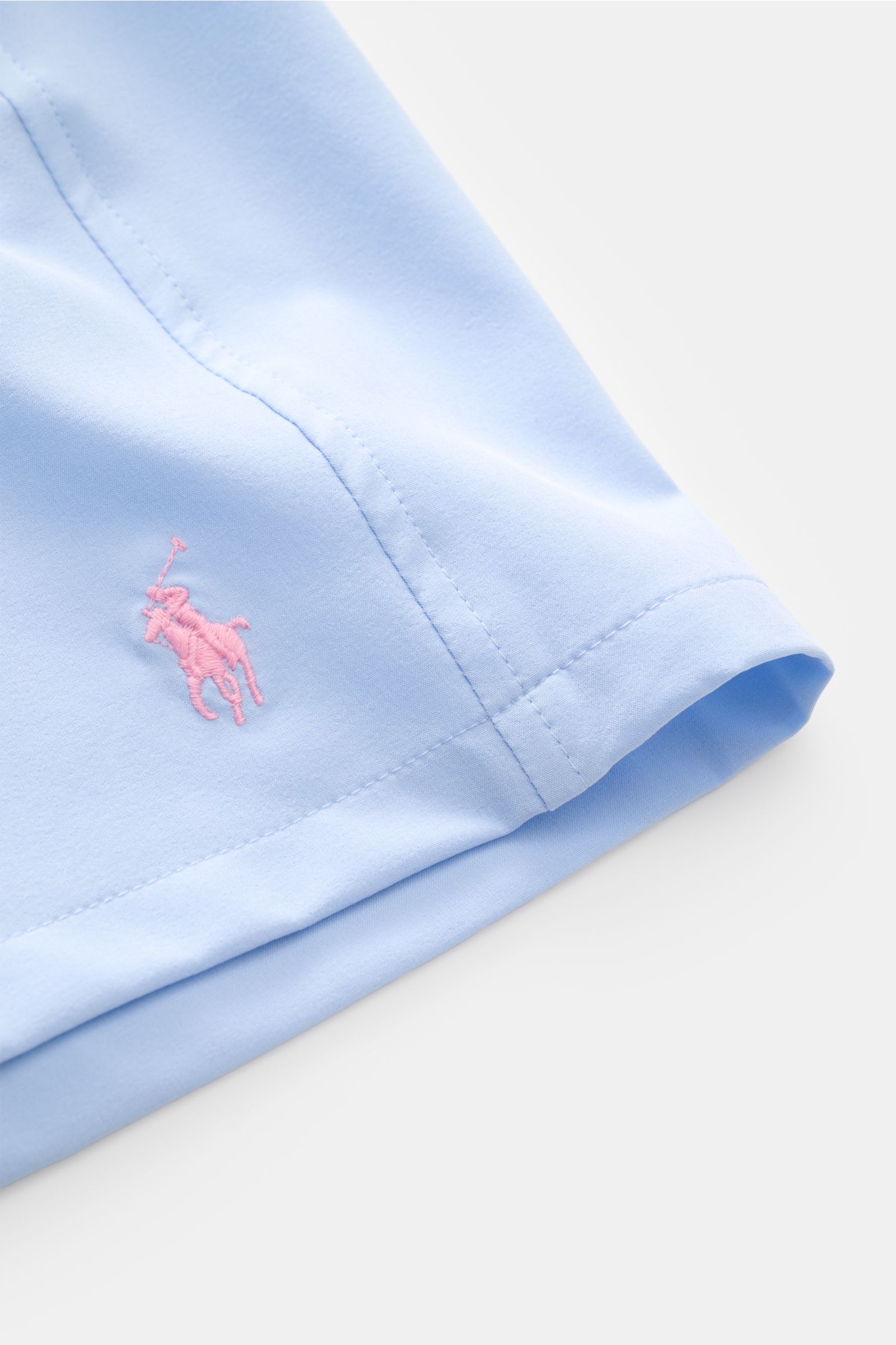 Polo Ralph Lauren Badeshorts 'Traveler' hellblau im Detail, seitliche Nahaufnahme mit pinkem Logo-Stitching, Regular Fit, schnelltrocknende Microfaser.