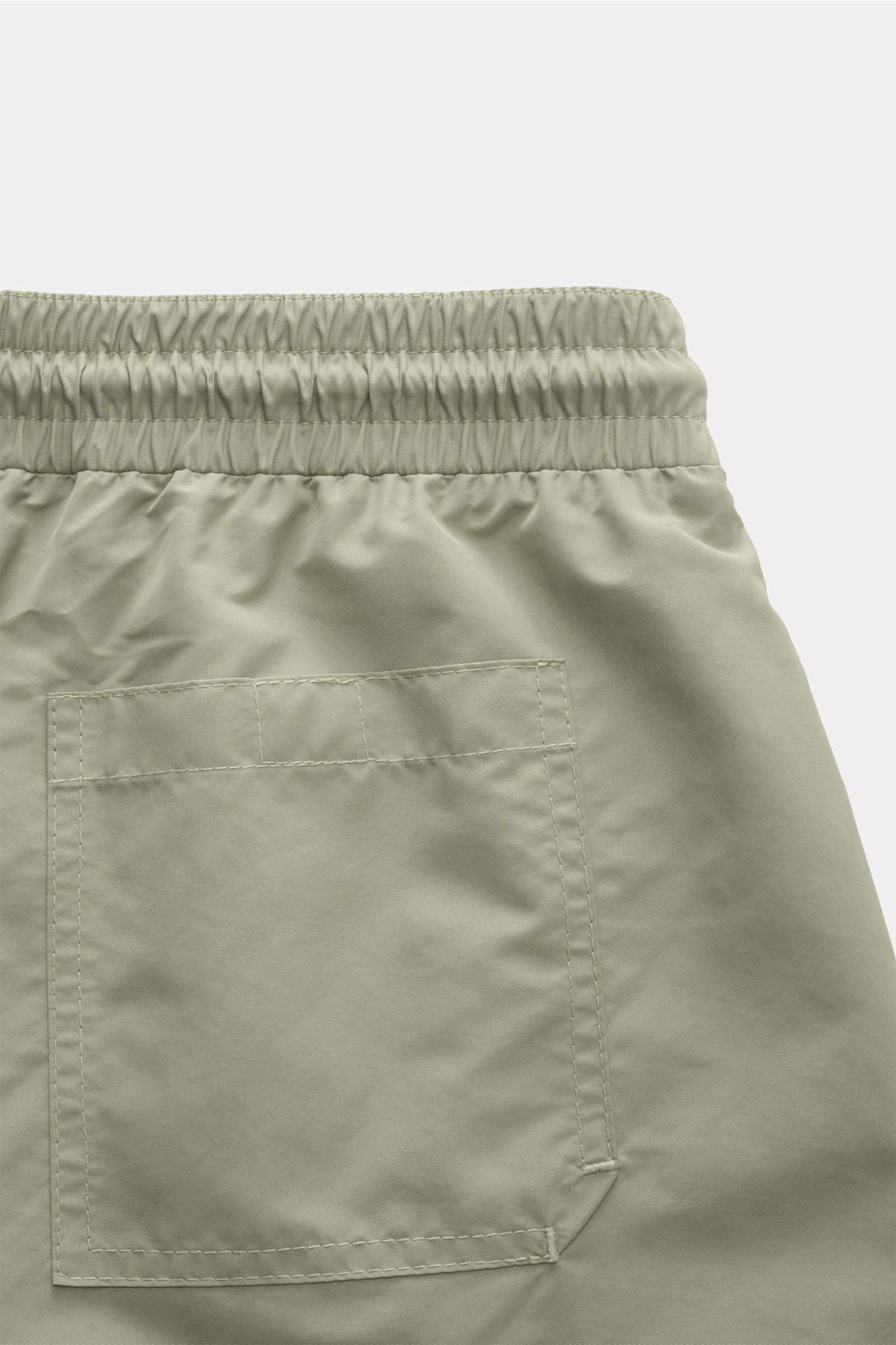 Close-up rear view of Brunello Cucinelli Badeshorts salbei in sage green, showing elastic waistband and back pocket details.

Luxuriös entspannen: Mit ihrem dezenten Logo-Stitching werden die Badeshorts von BRUNELLO CUCINELLI zum stilvollen Begleiter f