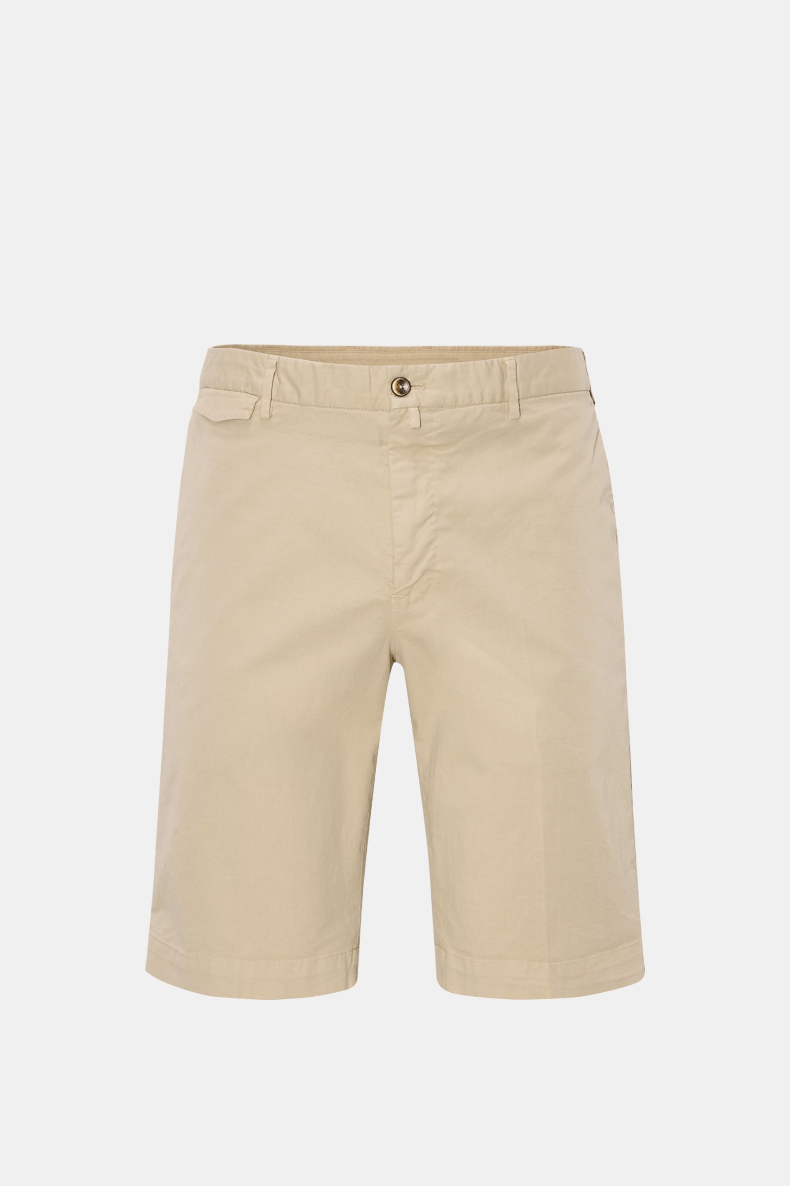 PT Torino Bermudas beige, Frontansicht, Twill aus reiner Baumwolle, griffige, leicht elastische Qualität, garment dyed, Regular Fit, Reißverschluss und Bundknöpfe, französische Taschen, kleine Uhrentasche mit Patte, paspelierte Gesäßtaschen mit Knopf.