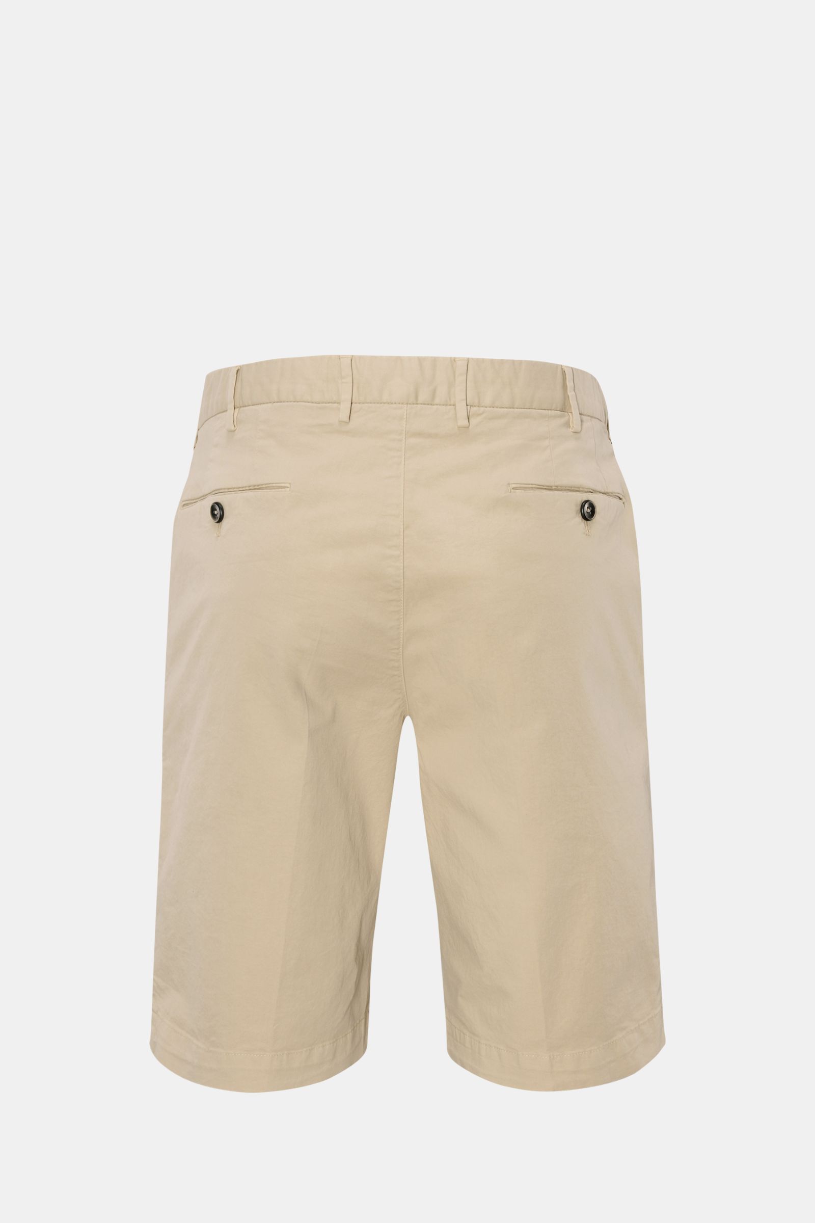 PT Torino Bermudas beige, Rückansicht, Twill aus reiner Baumwolle, griffige, leicht elastische Qualität, garment dyed, Regular Fit, Reißverschluss, Bundknöpfe, französische Taschen, kleine Uhrentasche mit Patte, paspelierte Gesäßtaschen mit Knopf.