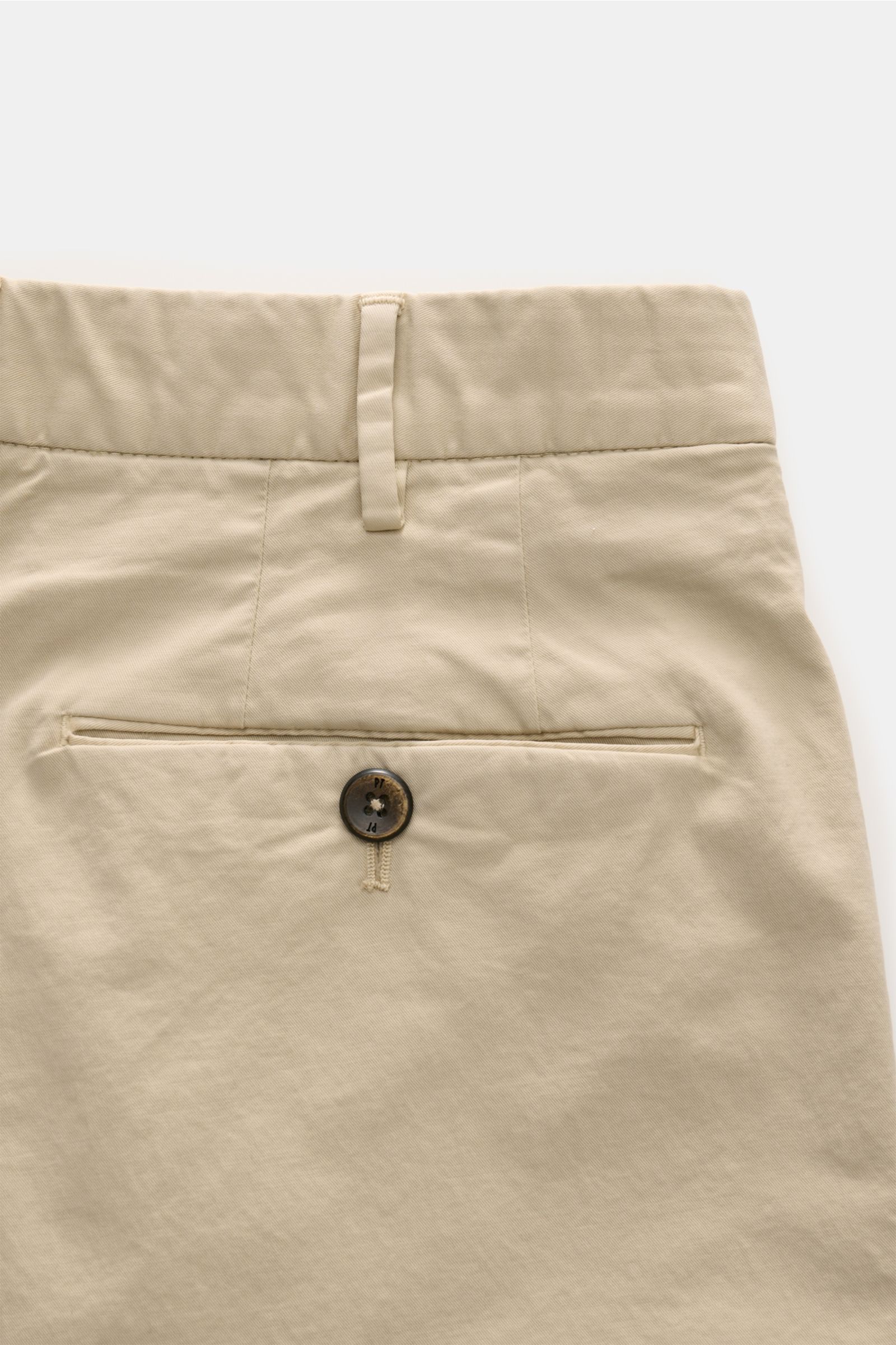 PT Torino Bermudas beige Rückansicht, Detailaufnahme mit paspelierter Gesäßtasche mit Knopf, Twill aus reiner Baumwolle, griffige, leicht elastische Qualität, garment dyed, Regular Fit, Reißverschluss und Bundknöpfe, französische Taschen, kleine Uhrentasc
