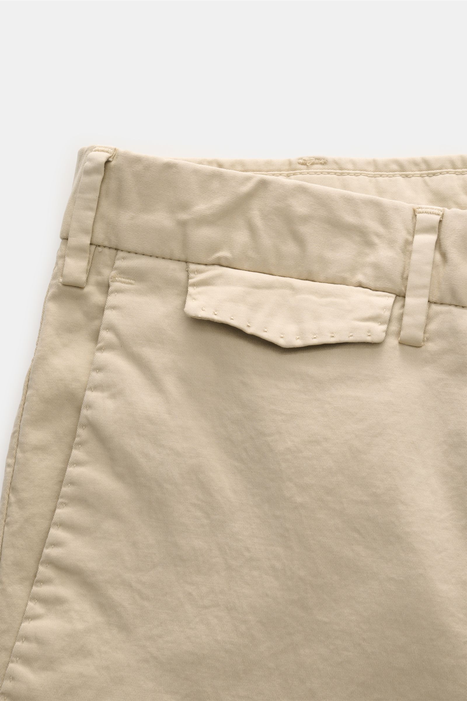 PT Torino Bermudas beige aus Twill, reine Baumwolle, griffig, leicht elastisch, garment dyed, Regular Fit, von oben fotografiert mit Reißverschluss, Bundknöpfen, französischen Taschen, kleiner Uhrentasche mit Patte und paspelierten Gesäßtaschen mit Knopf.
