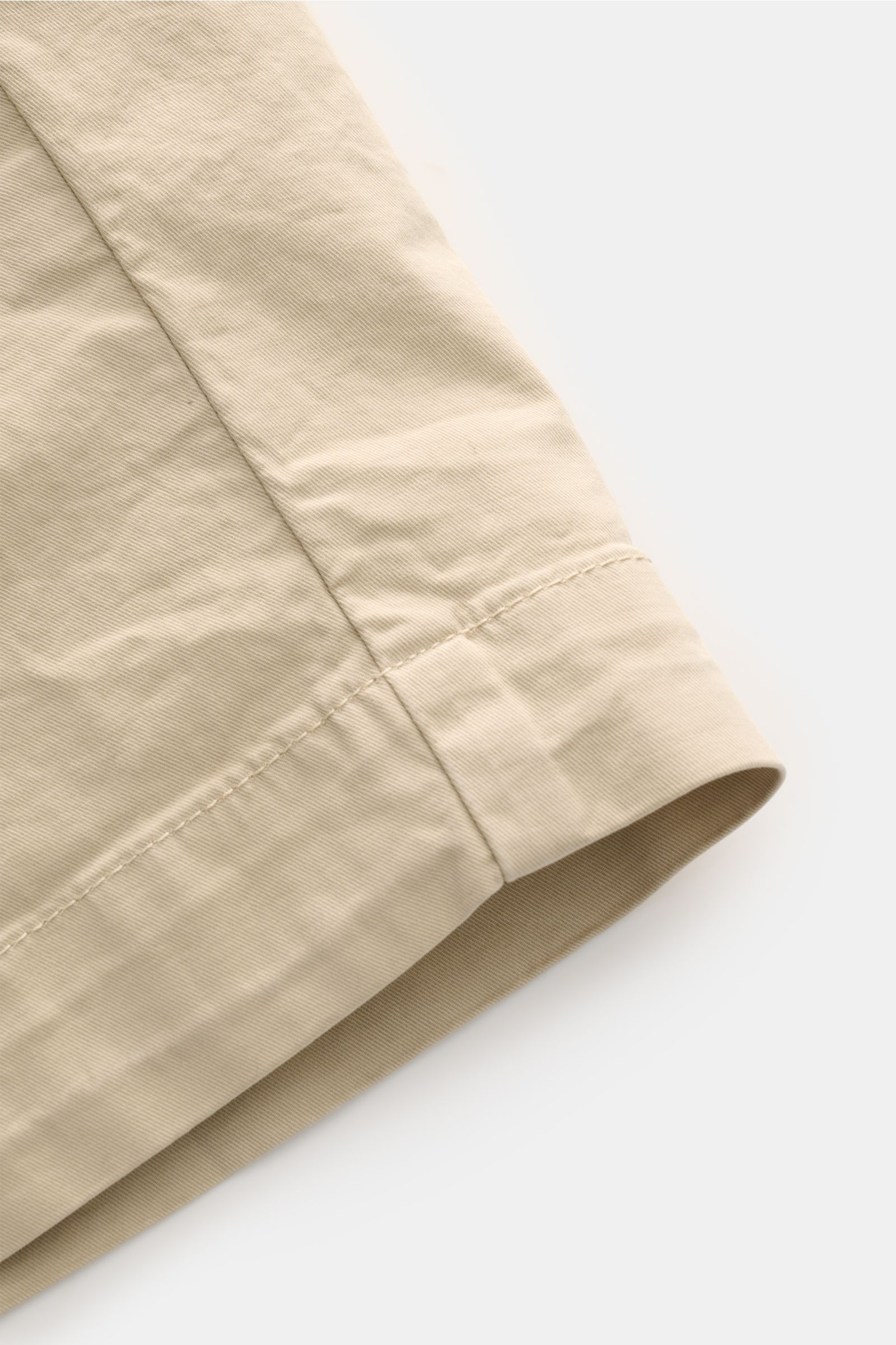 Nahaufnahme der beige PT Torino Bermudas aus Twill, reine Baumwolle, griffig, leicht elastisch, garment dyed, Regular Fit, mit Reißverschluss, Bundknöpfen, französischen Taschen, kleiner Uhrentasche mit Patte und paspelierten Gesäßtaschen mit Knopf, seitl