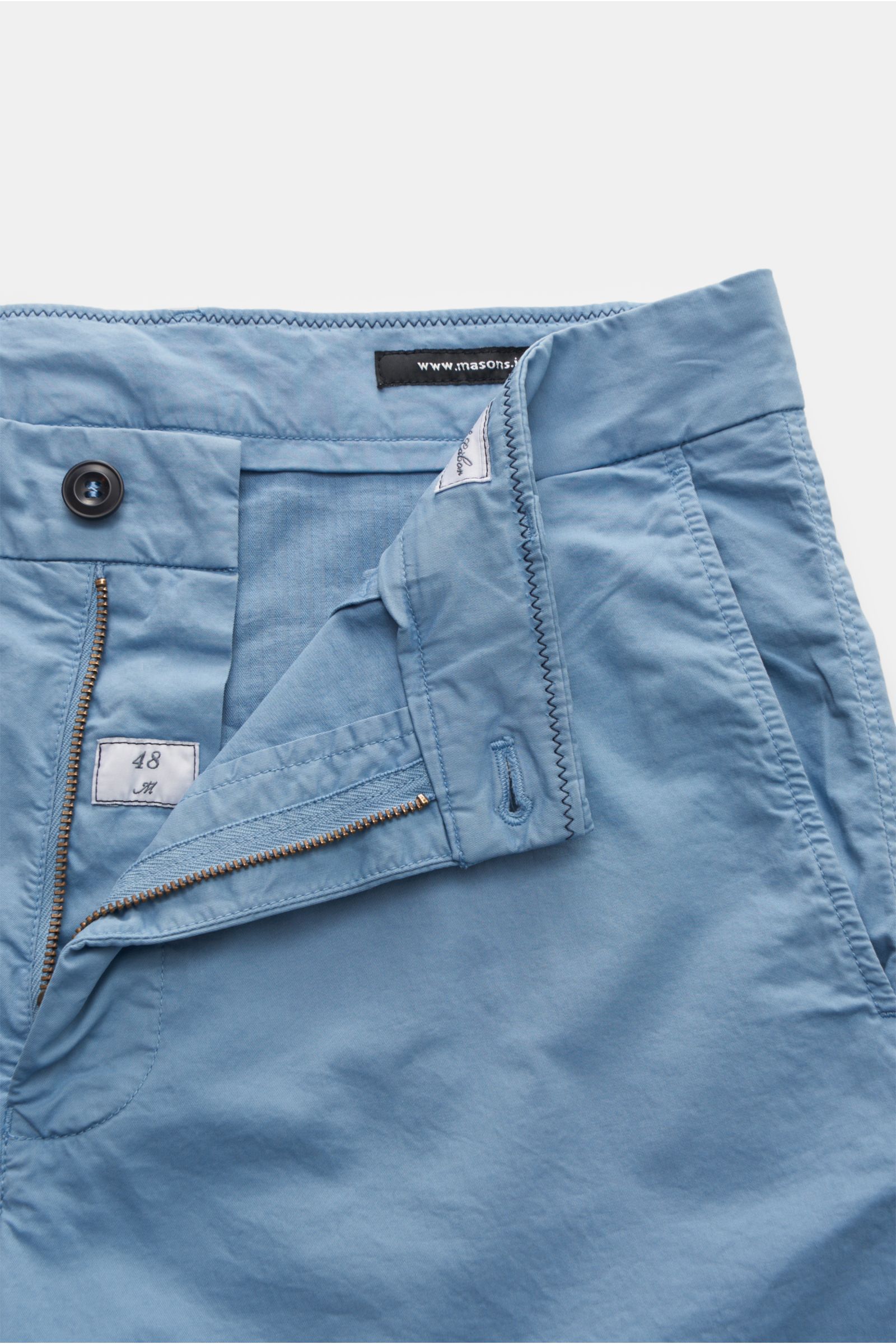Close-up front view of Mason's Bermudas 'London' smoky blue, showing slightly elasticated cotton fabric, soft feel, regular fit, zip and waist button, French pockets, small watch pocket, jetted back pockets with snap button, and small MASON'S woven label.