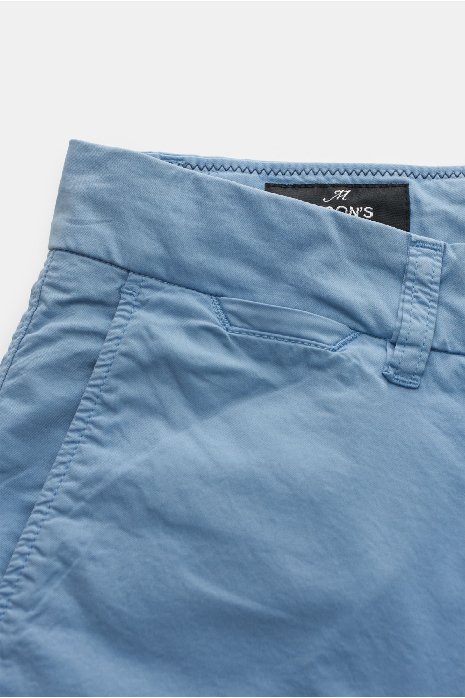 Close-up front-side view of Mason's Bermudas 'London' smoky blue, slightly elasticated cotton with a soft feel, regular fit, zip and waist button, French pockets, small watch pocket, jetted back pockets with snap button, and small MASON'S woven label.