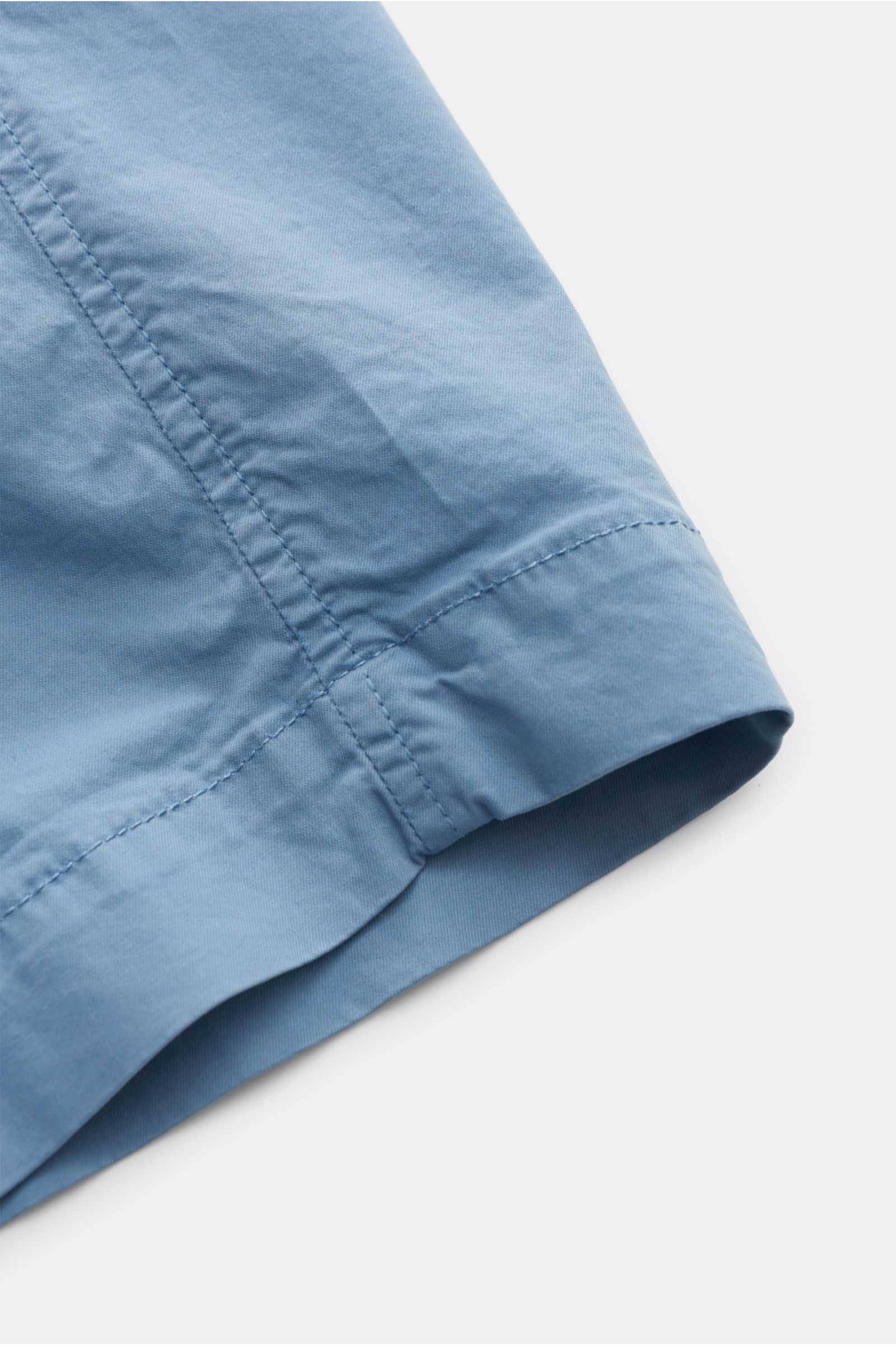 Close-up front-side view of Mason's Bermudas 'London' smoky blue showing slightly elasticated cotton fabric, soft feel, regular fit, zip and waist button, French pockets, small watch pocket, jetted back pockets with snap button, and small MASON'S woven la