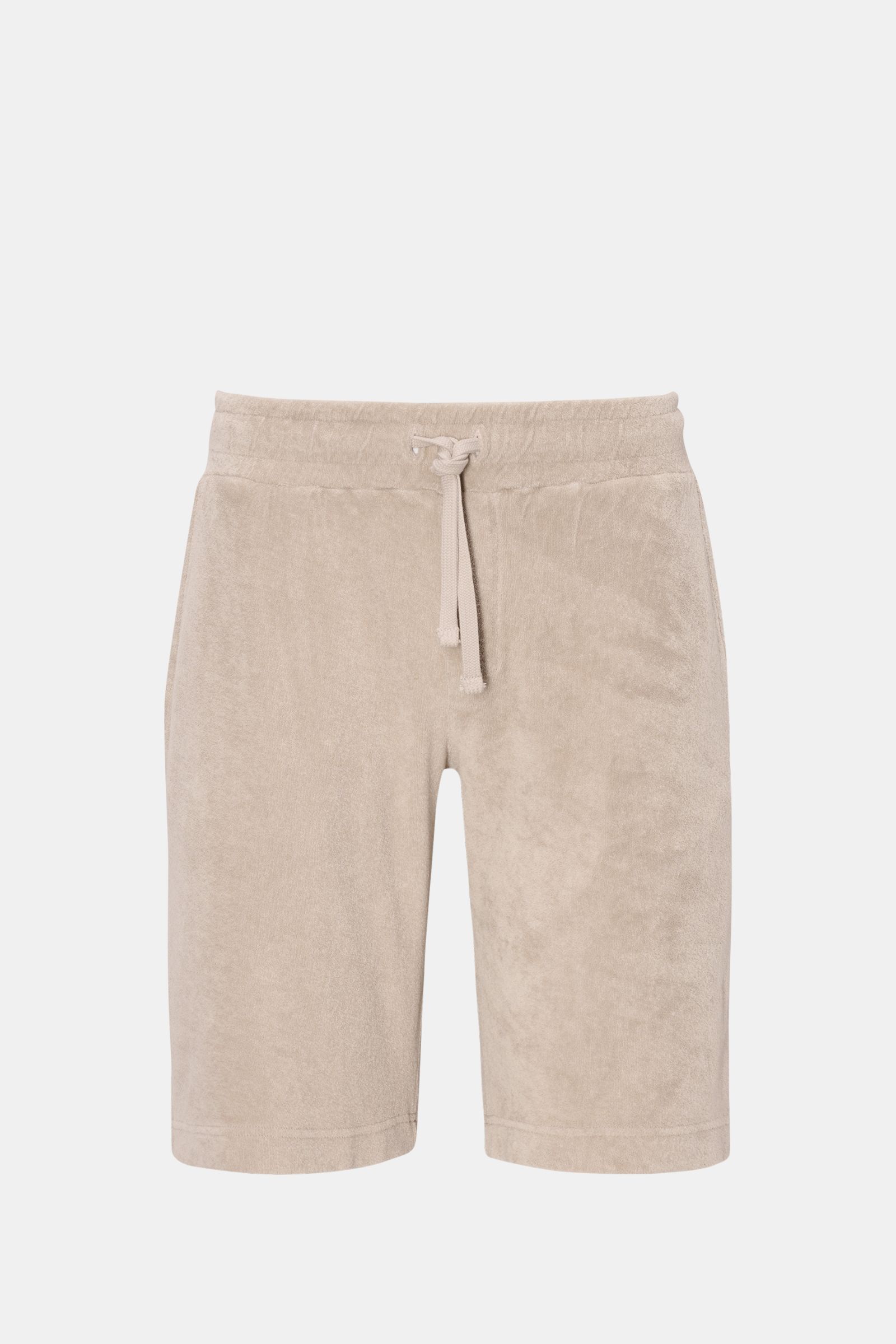 Frontansicht der 04651/ A trip in a bag Frottee-Shorts 'Terry' sand aus weichem Baumwoll-Frottee mit elastischem Bund, Tunnelzug, französischen Taschen und kleiner Weblabel-Seitennaht.