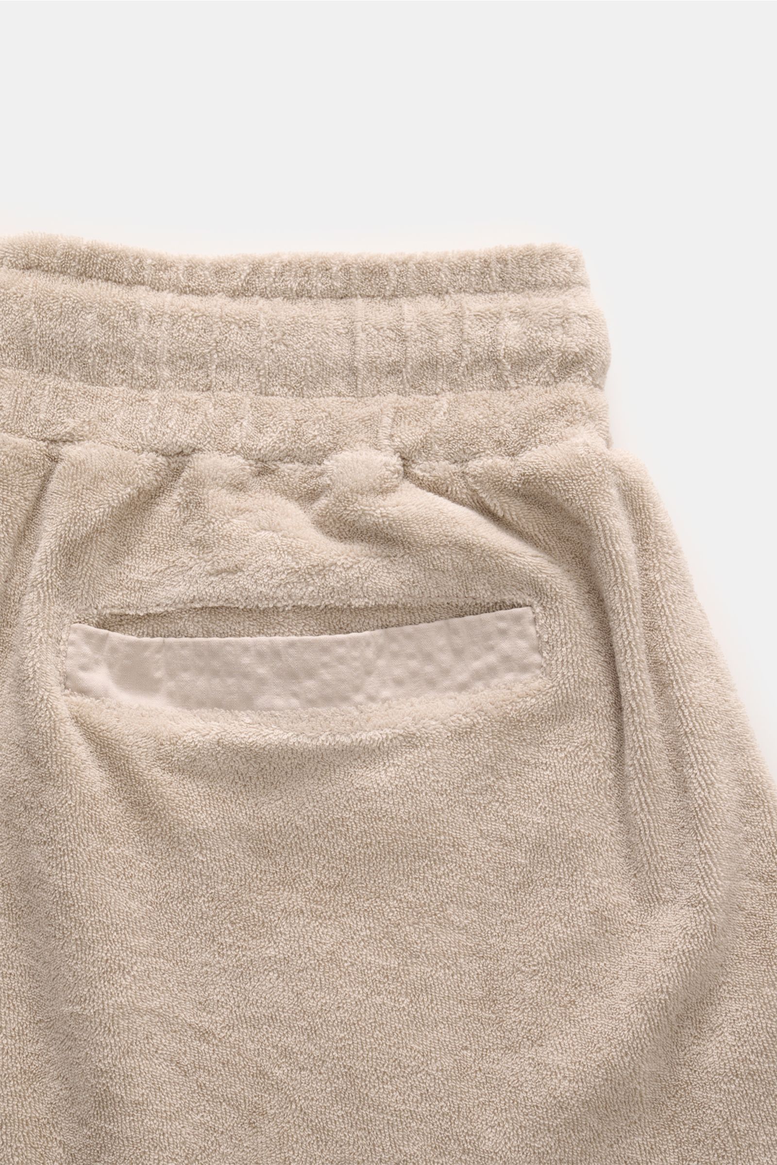 04651/ A trip in a bag Frottee-Shorts 'Terry' sand, Detailrückansicht mit elastischem Bund, Leistentasche, weichem Baumwoll-Frottee, Regular Fit.