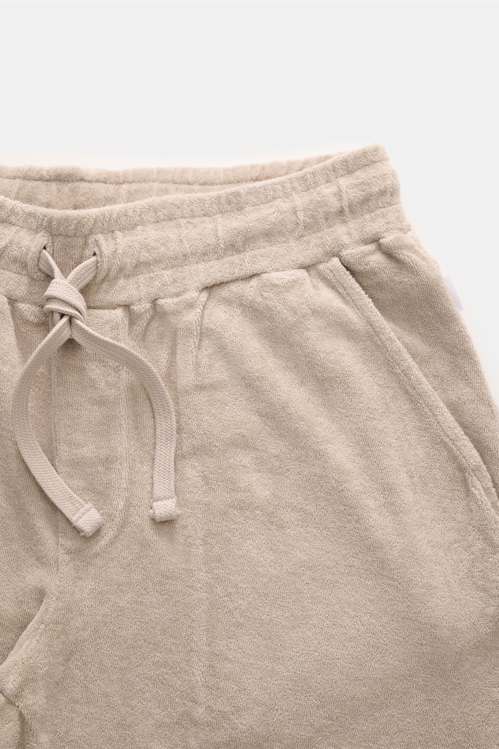 Nahaufnahme der 04651/ A trip in a bag Frottee-Shorts 'Terry' sand aus weichem Baumwoll-Frottee, Regular Fit, elastischem Bund, Tunnelzug und französischen Taschen.