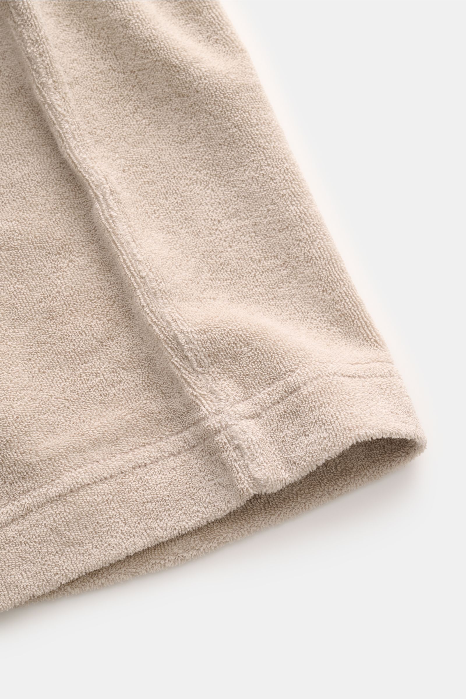 Detailaufnahme der 04651/ A trip in a bag Frottee-Shorts 'Terry' sand von unten, weicher Baumwoll-Frottee, Regular Fit, elastischer Bund.