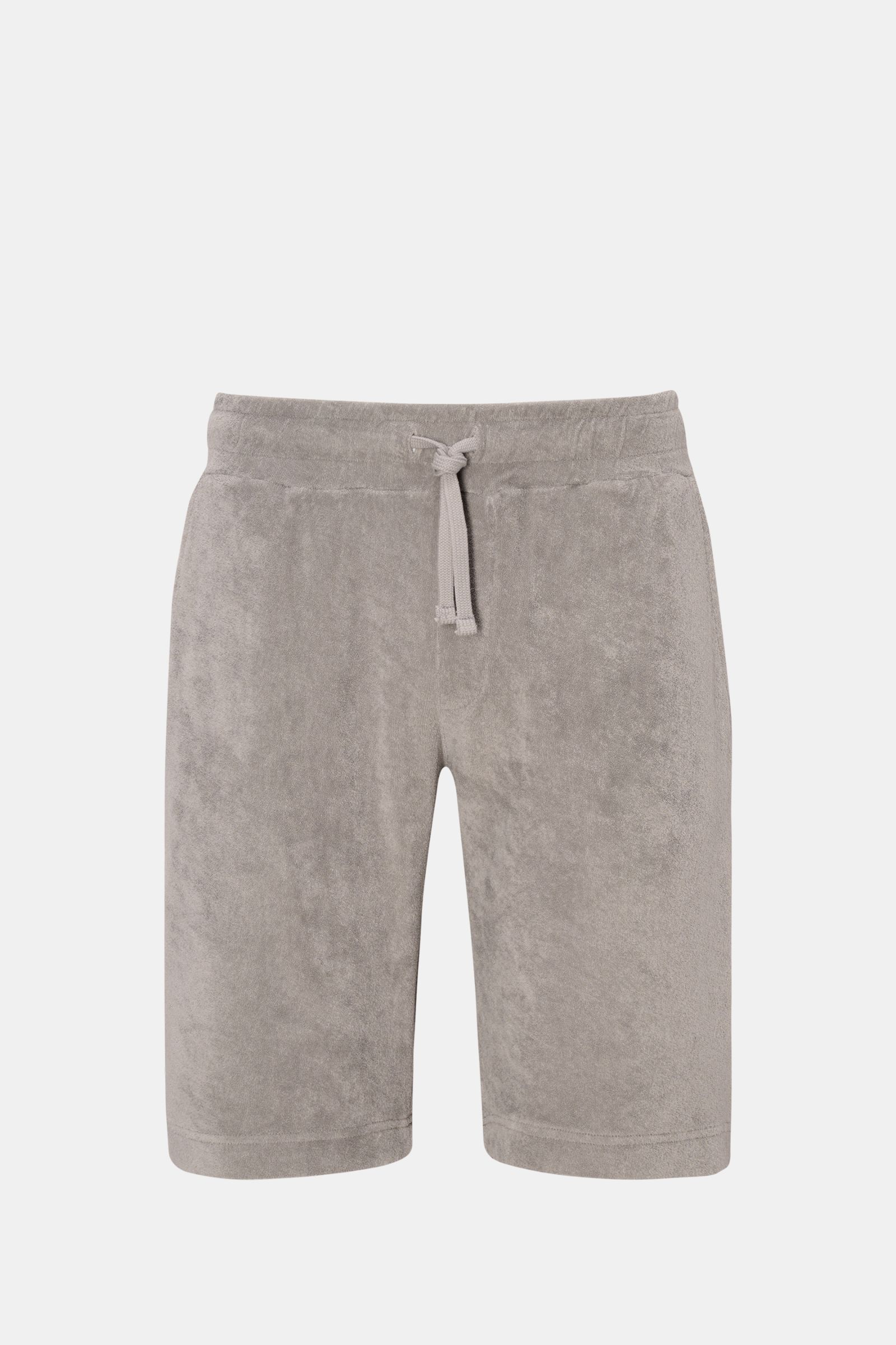 Frontale Nahaufnahme der 04651/ A trip in a bag Frottee-Shorts 'Terry' grau aus weichem, reiner Baumwollfrottee mit elastischem Bund, Tunnelzug, französischen Taschen und Leistentasche am Gesäß, Regular Fit, garment dyed.